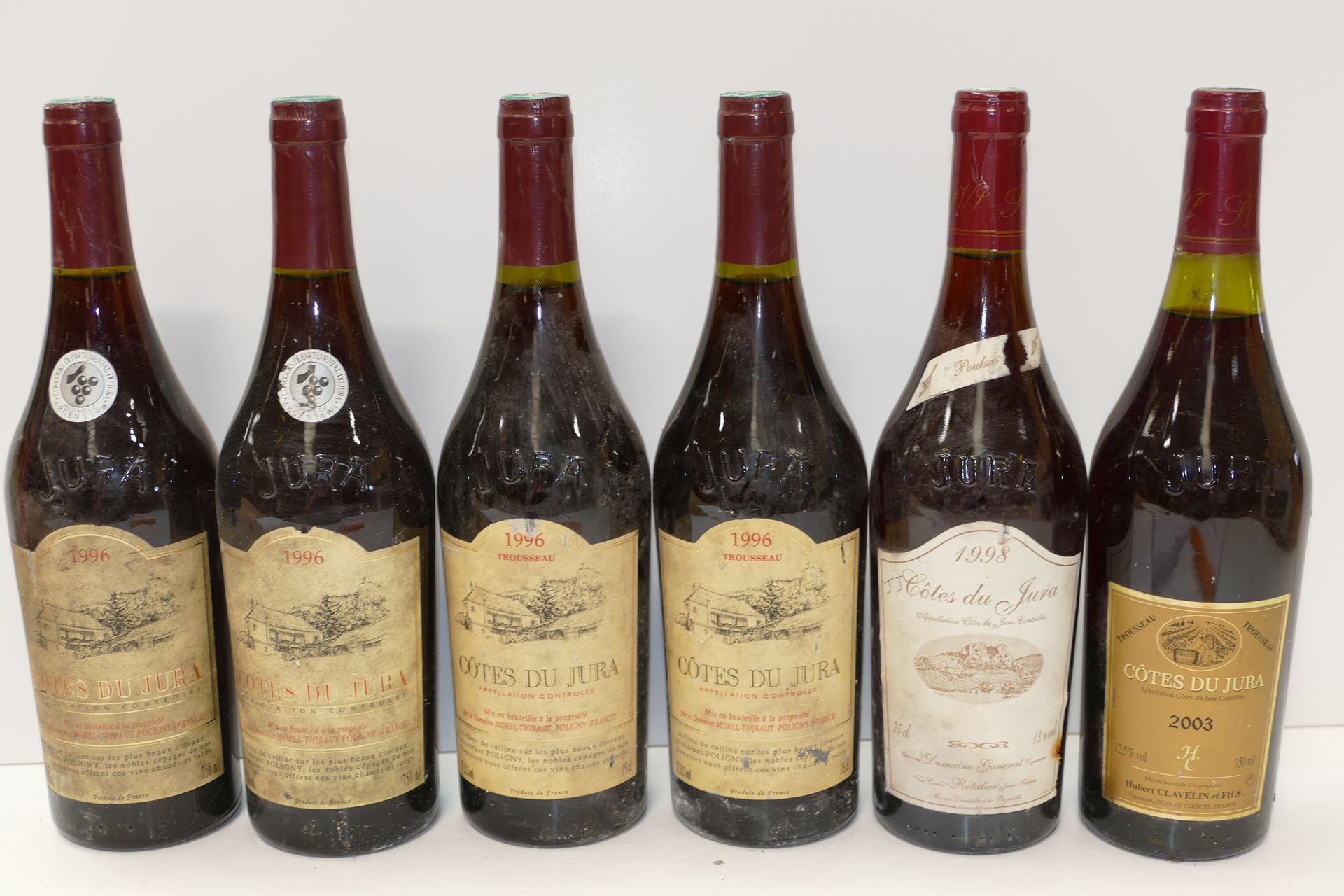 Null A batch of 6 Côtes du Jura Btles with dirty and damaged labels : 4 Btles Do&hellip;