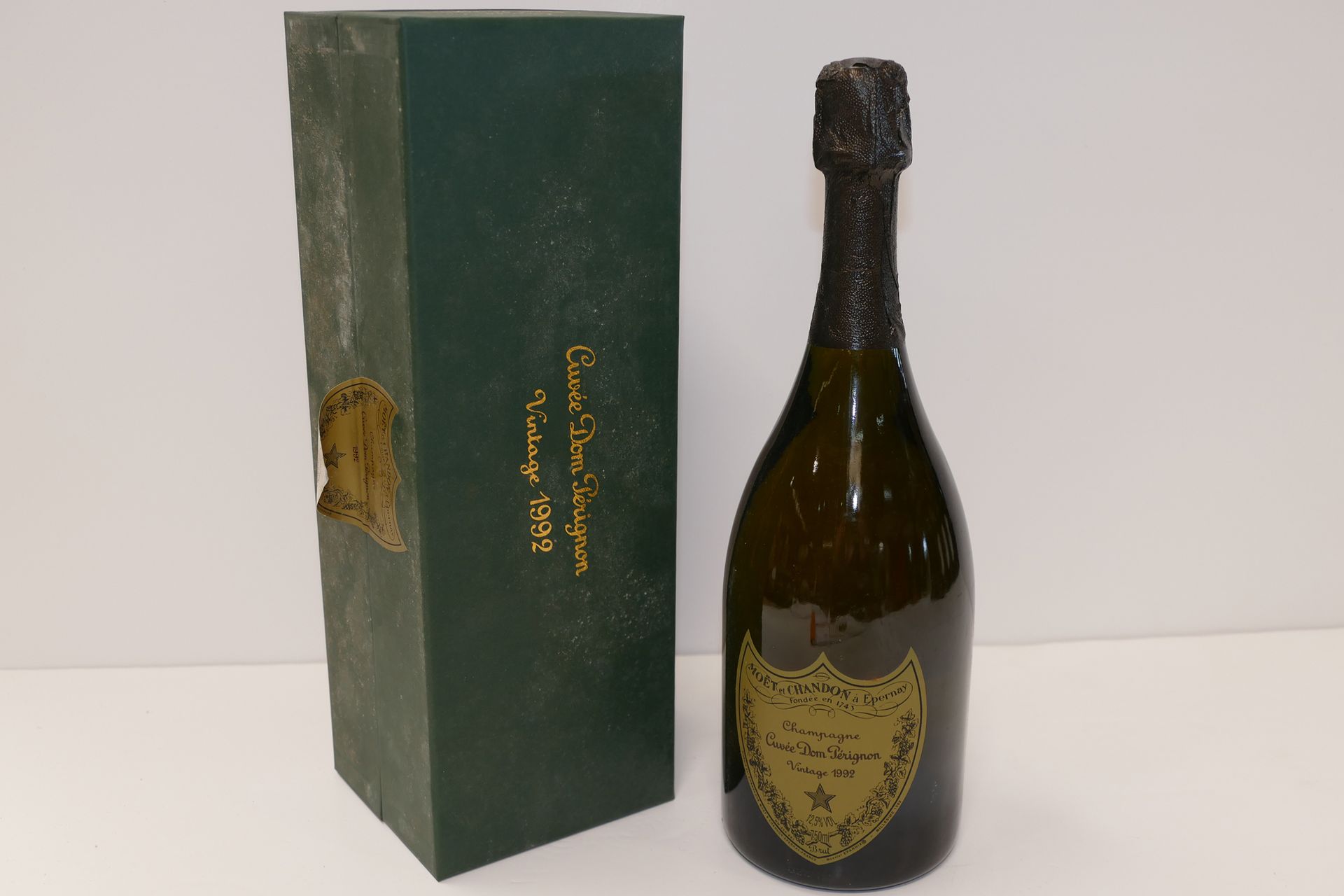 Null 1 Btle Champagner Dom Pérignon 1992 in einer gesteppten Schachtel Experten:&hellip;