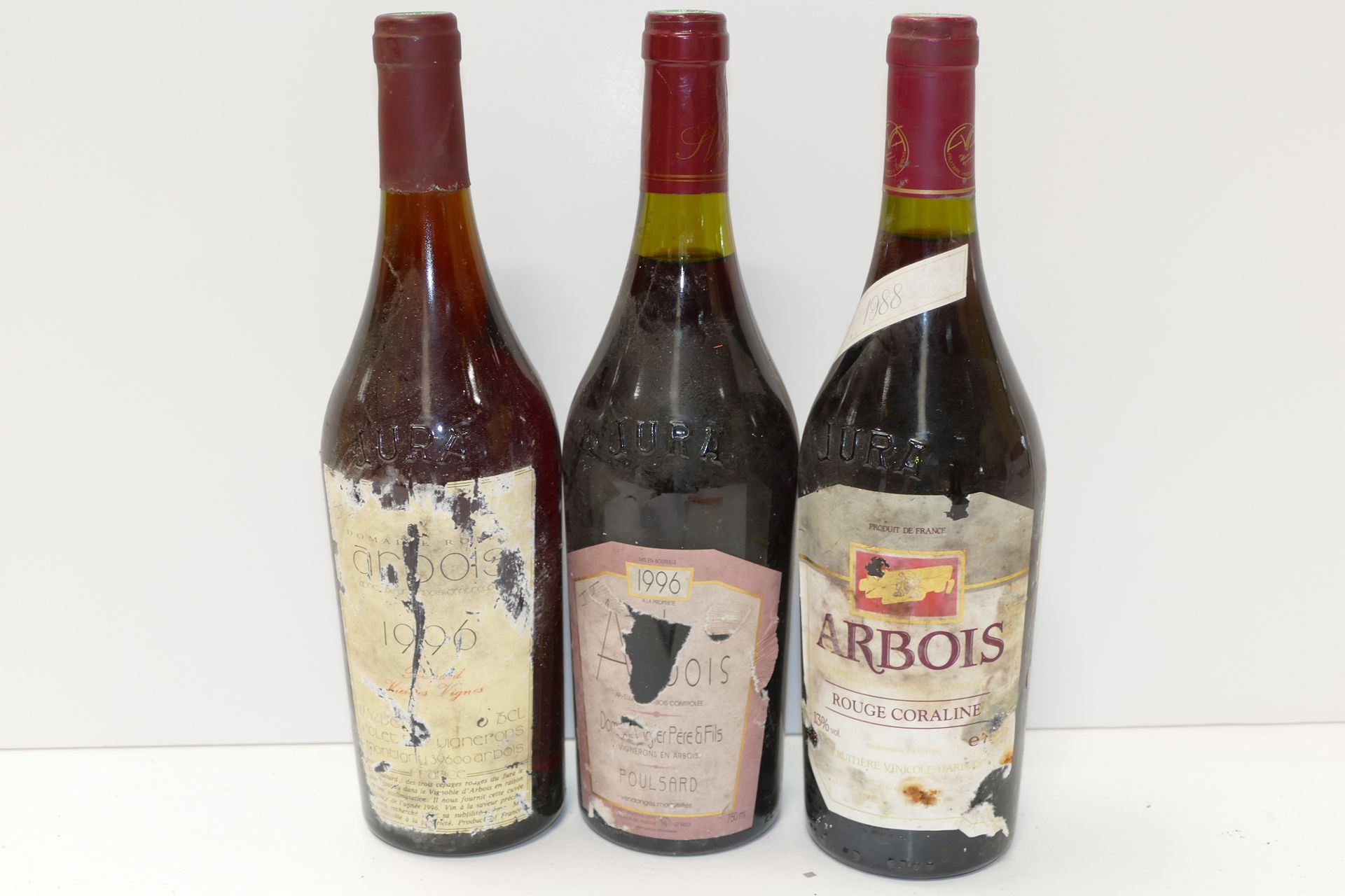 Null 一批3个Btles Arbois的脏和损坏的标签：1个Btle Poulsard Vieilles Vignes 1996 Domaine Rolet&hellip;