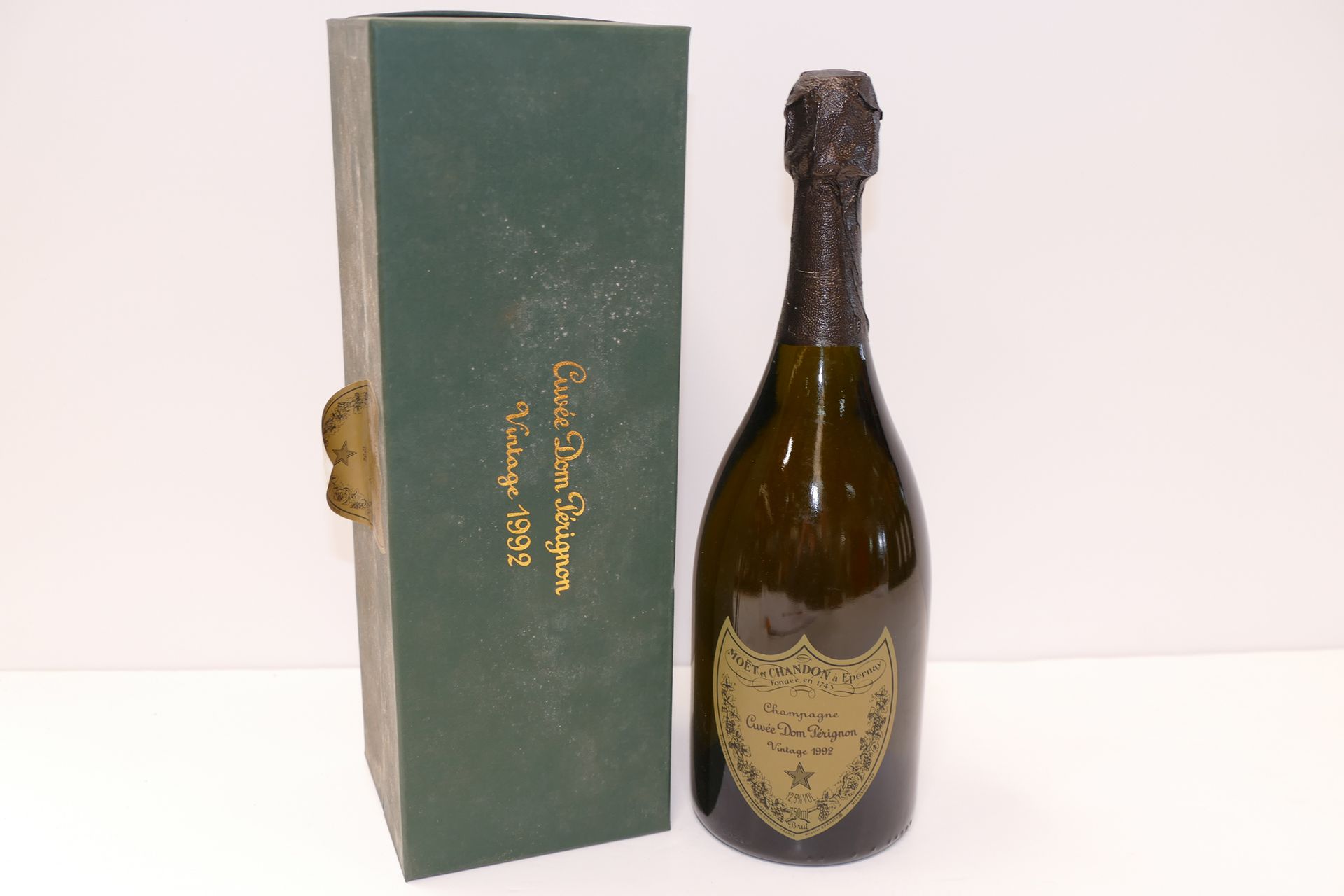 Null 1 Btle Champagne Dom Pérignon 1992 en coffret piqué Experts : Emilie et Rob&hellip;