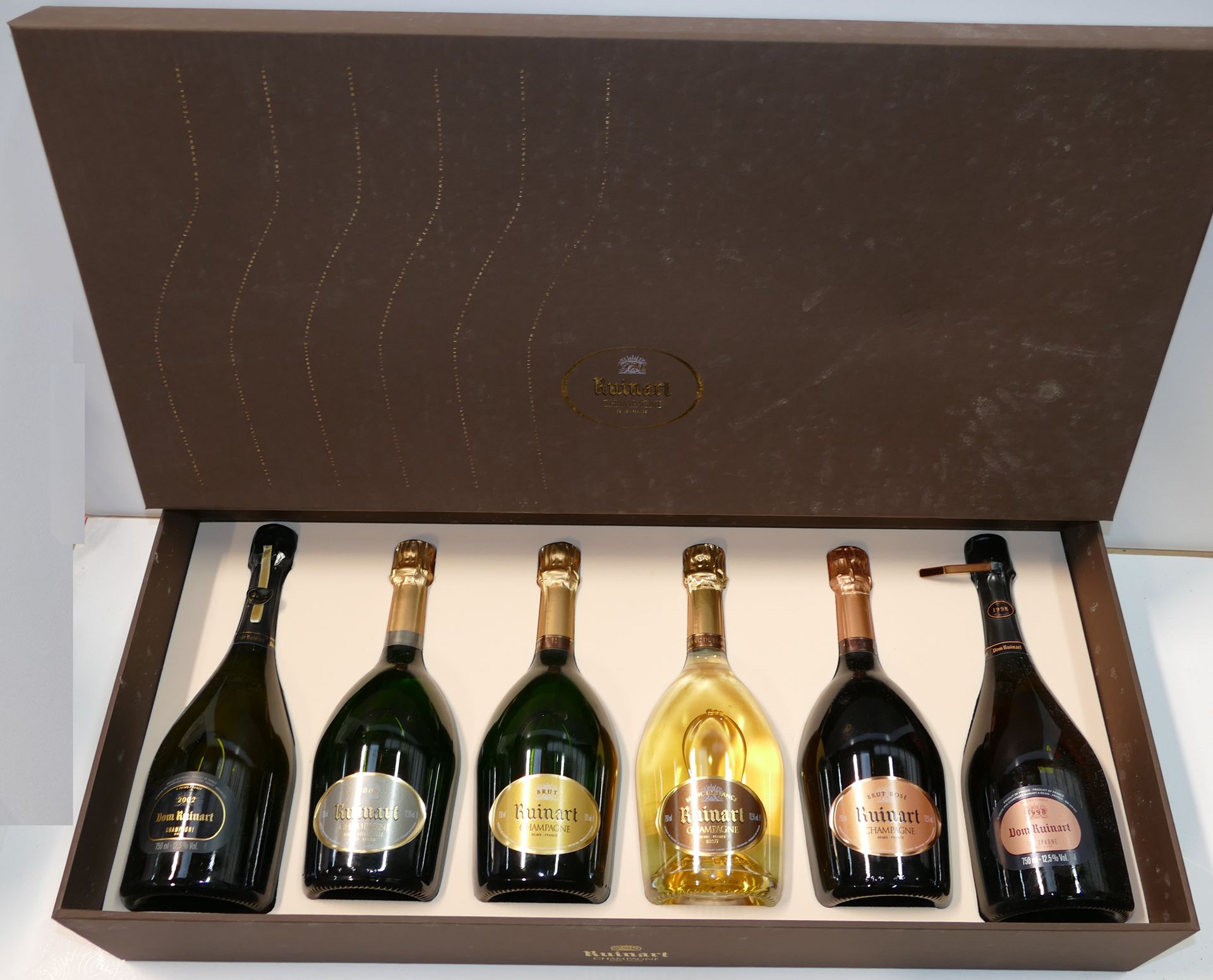 Null 一盒6瓶Ruinart香槟，包括：1瓶Dom Ruinart 2002，1瓶Dom Ruinart 1998，1瓶Ruinart 2006，1瓶Rui&hellip;