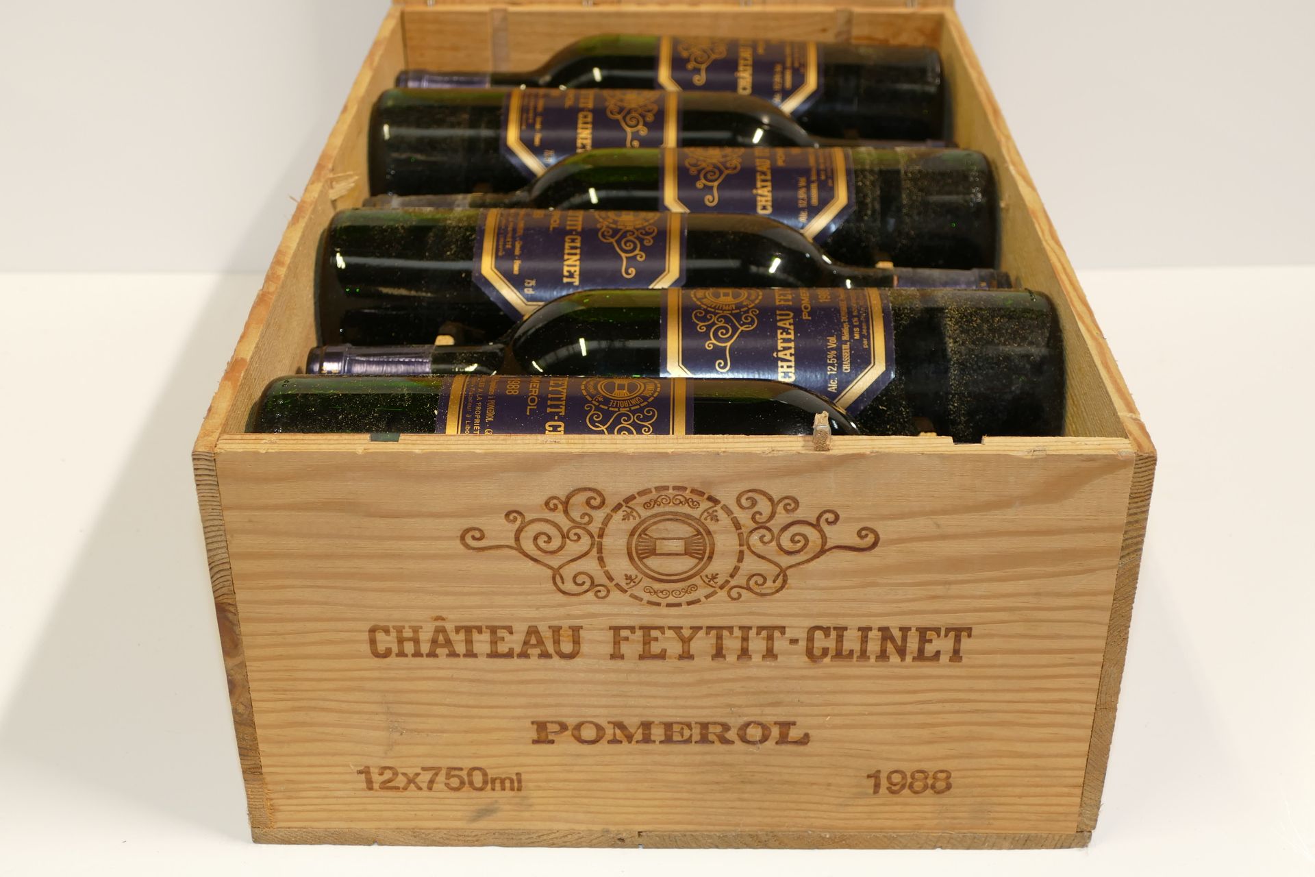 Null 12 Btles Château Feytit Clinet 1988 Pomerol 颈部底部非常轻微氧化的胶囊，其中4个非常轻微低，3个低在原木箱&hellip;