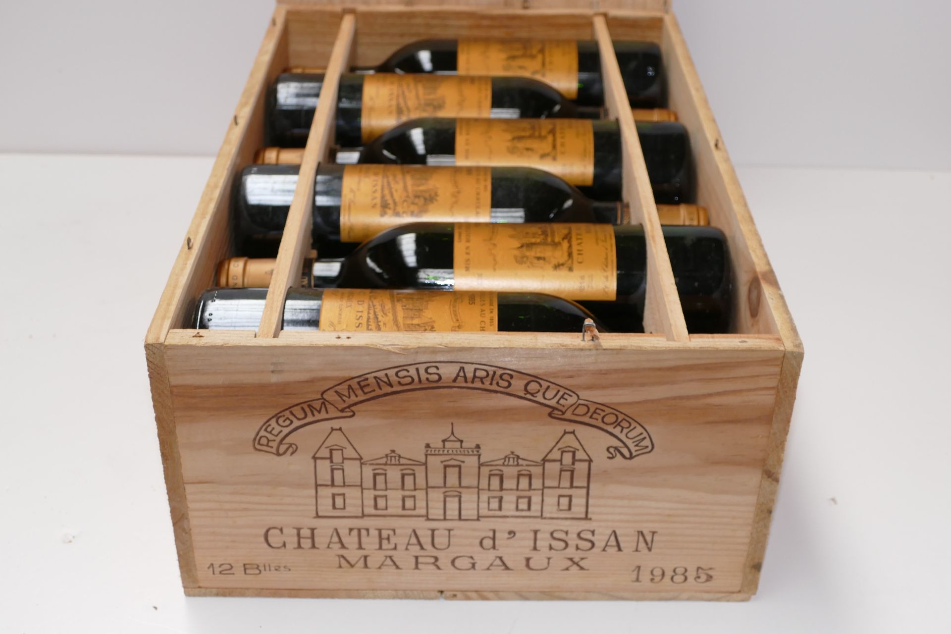 Null 12 Btles Château d'Issan 1985 3. GCC Margaux, davon drei mit tiefem Hals, v&hellip;