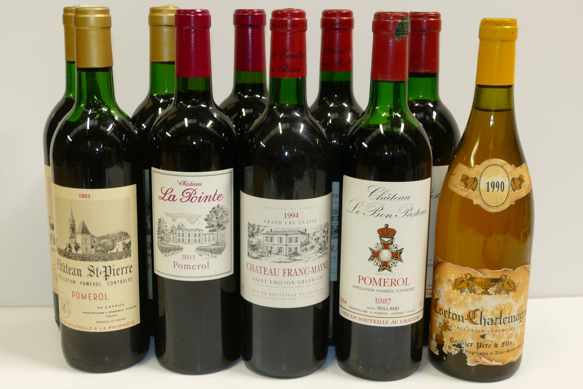 Null Un Lot de 10 Btles : 3 Btles Château Saint Pierre 1983 Pomerol dont un nive&hellip;