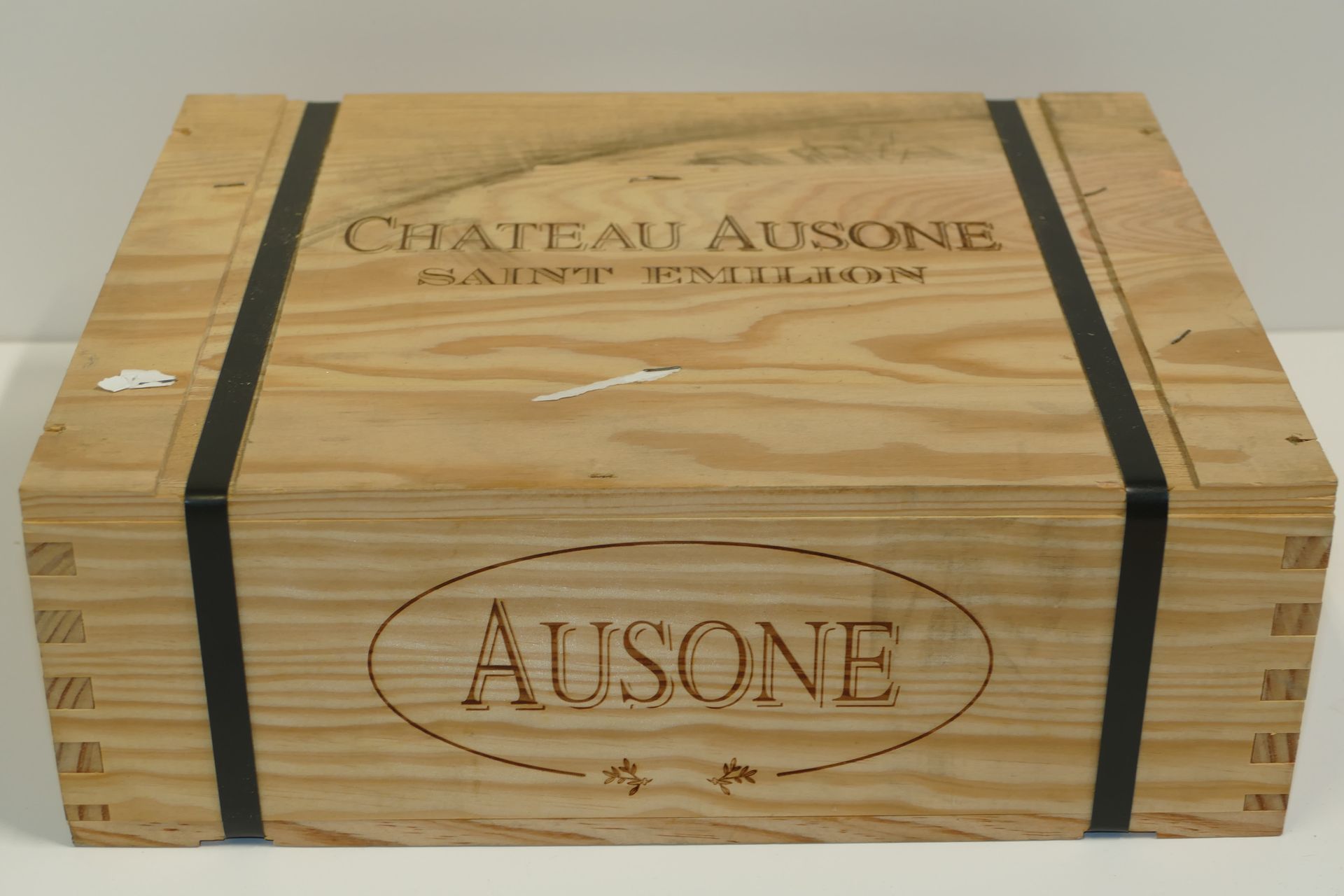 Null 3 Btles Château Ausone 2014 1er GCCA Saint Emilion 原装未开封的木箱，略显脏污 专家：Emilie &hellip;