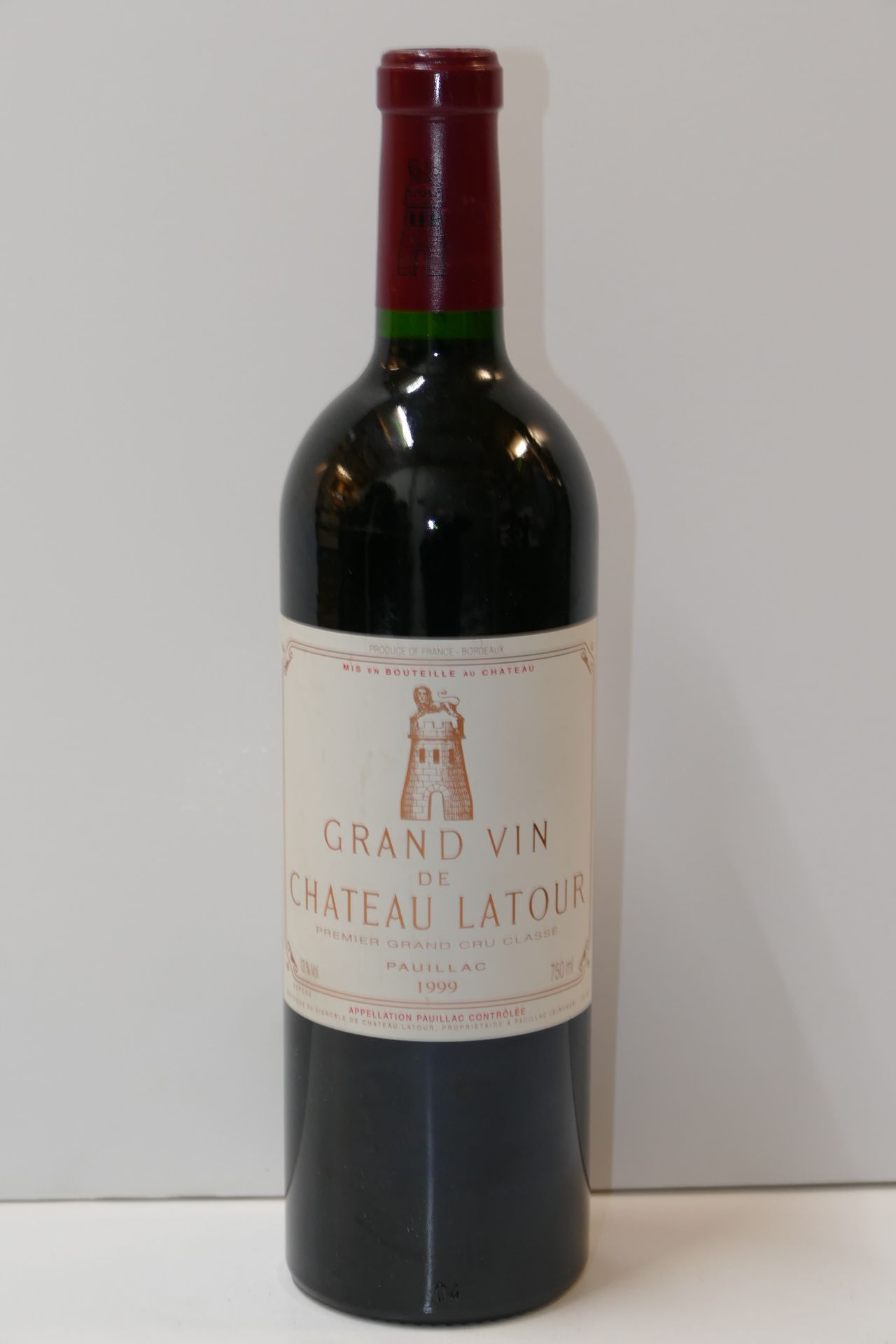 Null 1 Btle Château Latour 1999 1er GCC Pauillac 标签非常轻微的污渍 专家：Emilie Gorreteau