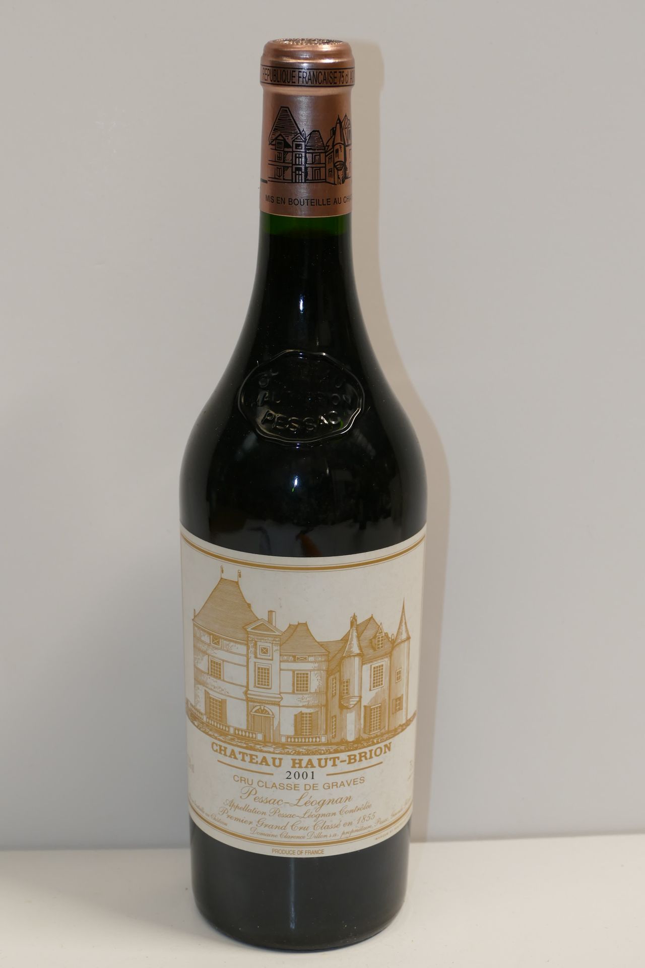 Null 1 Btle Château Haut Brion 2001 1er GCC Graves étiquette très légèrement sal&hellip;