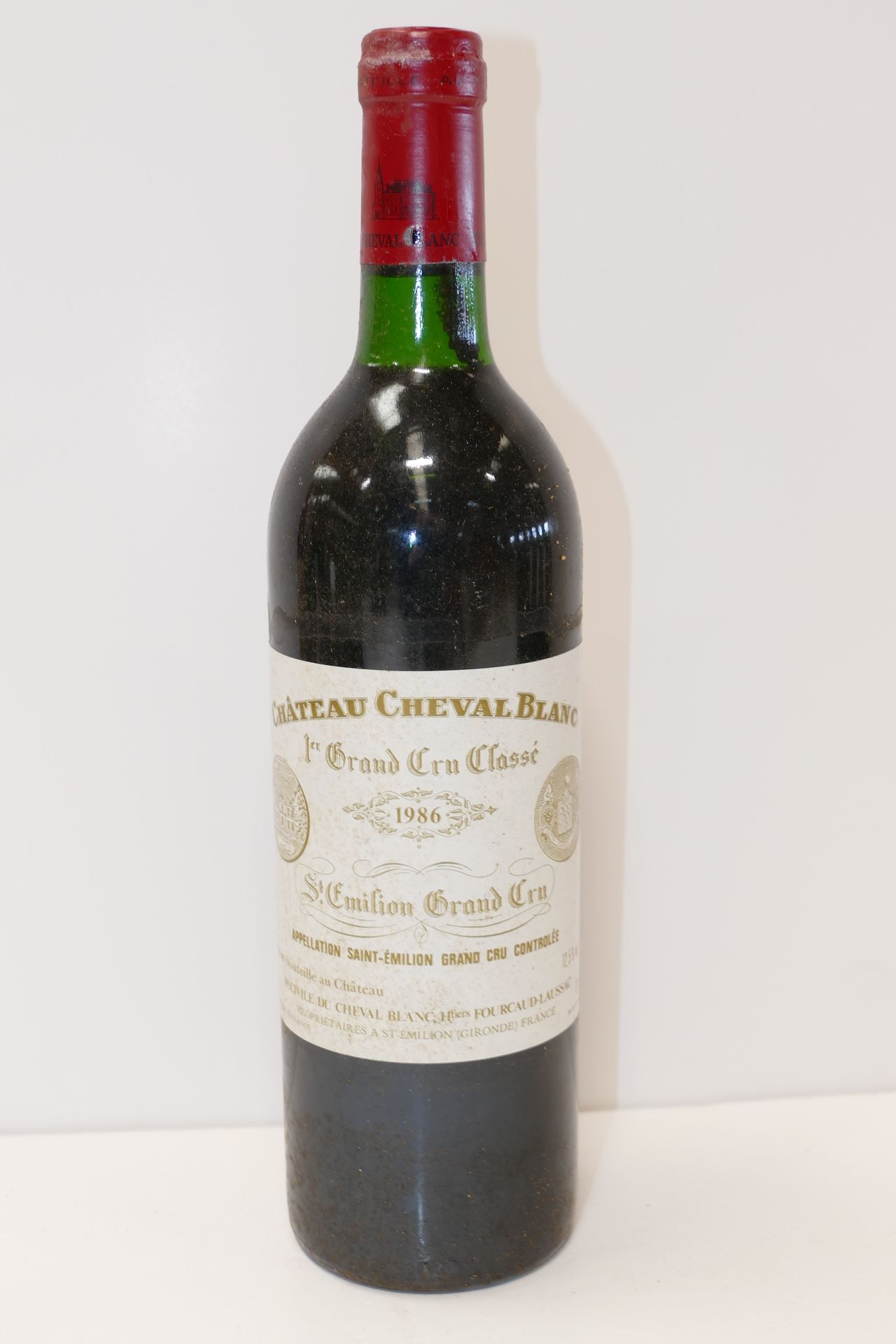 Null 1 Btle Château Cheval Blanc 1986 1er GCCA Saint Emilion 胶囊在颈部底部的裙边有非常轻微的损坏，&hellip;