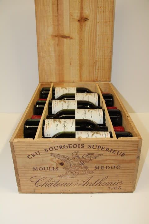 Null 12 Btles Château Anthonic 1983 Cru Bourgeois Moulis，包括三个在裙底非常轻微受损的瓶盖，四个级别非常&hellip;