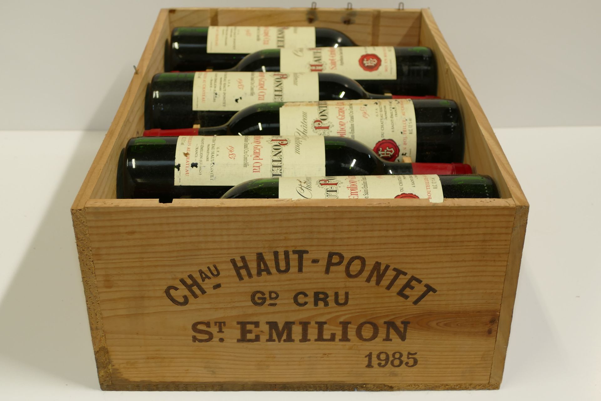 Null 12 Btles Château Haut Pontet 1985 GC Saint Emilion包括一个非常低的水平和两个略微肮脏的低标签，装在一&hellip;