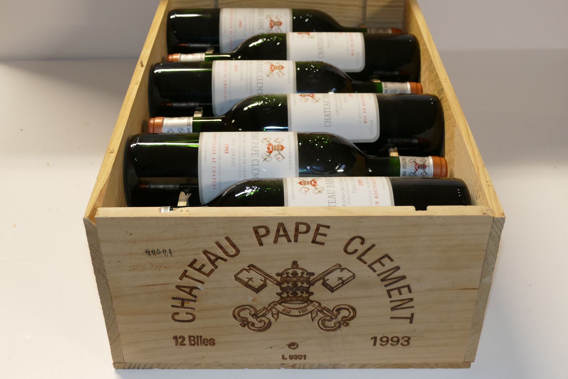 Null 12 Btles Château Pape Clément rouge 1993 CC Graves，包括两个低颈位和一个非常轻微的脏标签，装在原木箱&hellip;