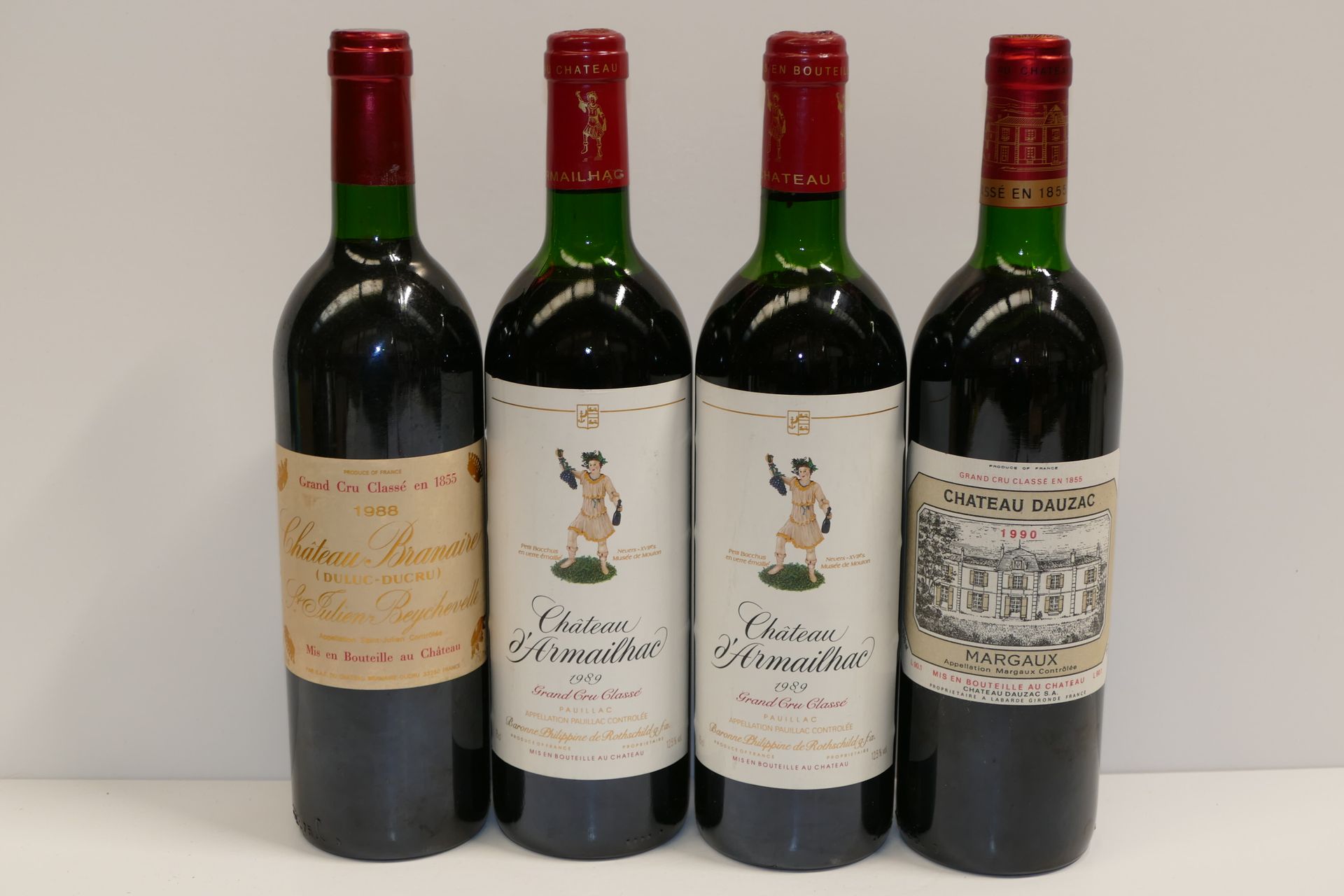 Null 一批4个酒瓶，酒标非常脏：1个Btle Château Branaire 1988年第四届GCC圣朱利安产区，2个Btles Château d'Ar&hellip;