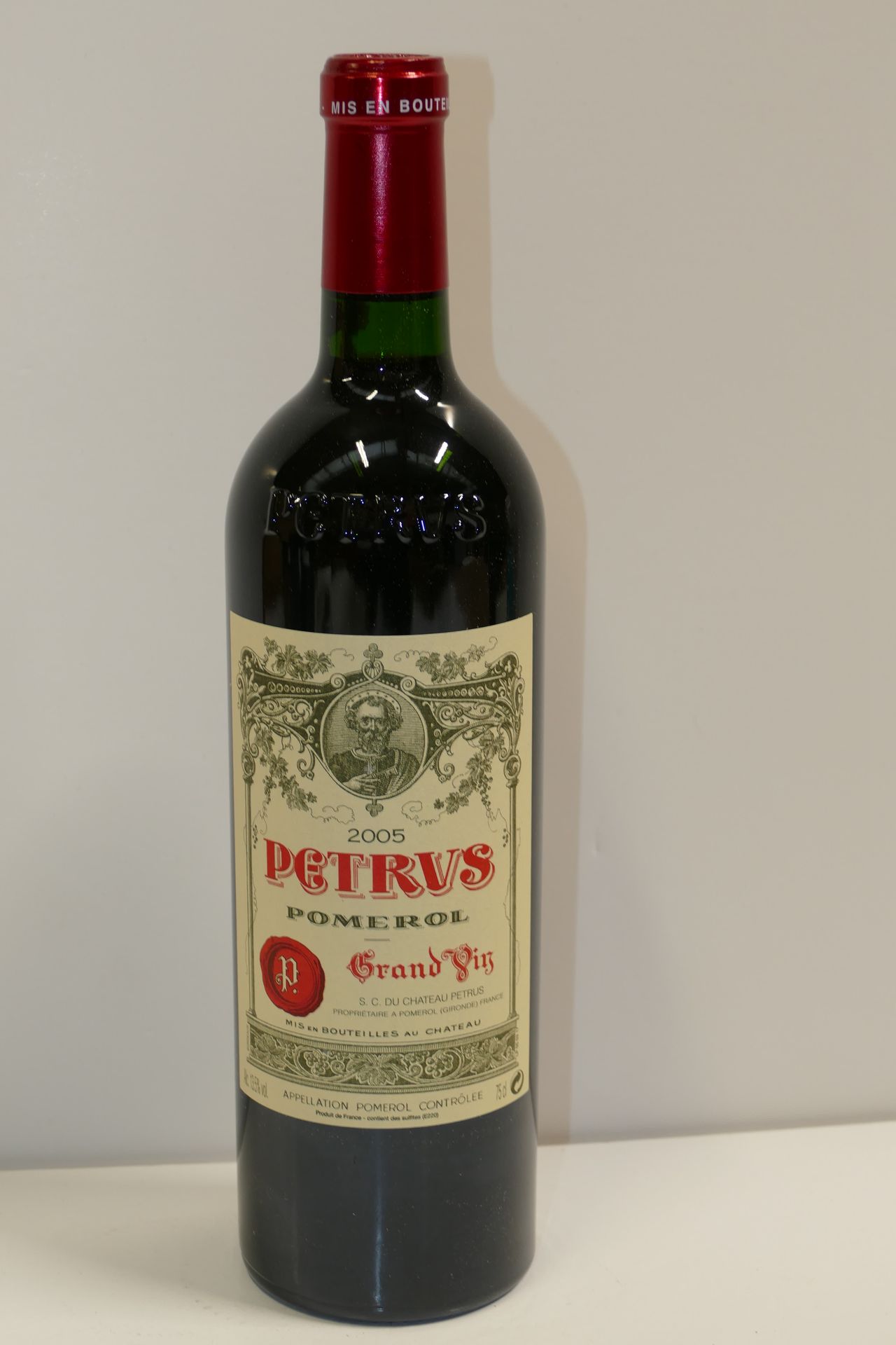 Null 1 Btle Château Pétrus 2005 Pomerol provenant d’une caisse bois d’origine de&hellip;