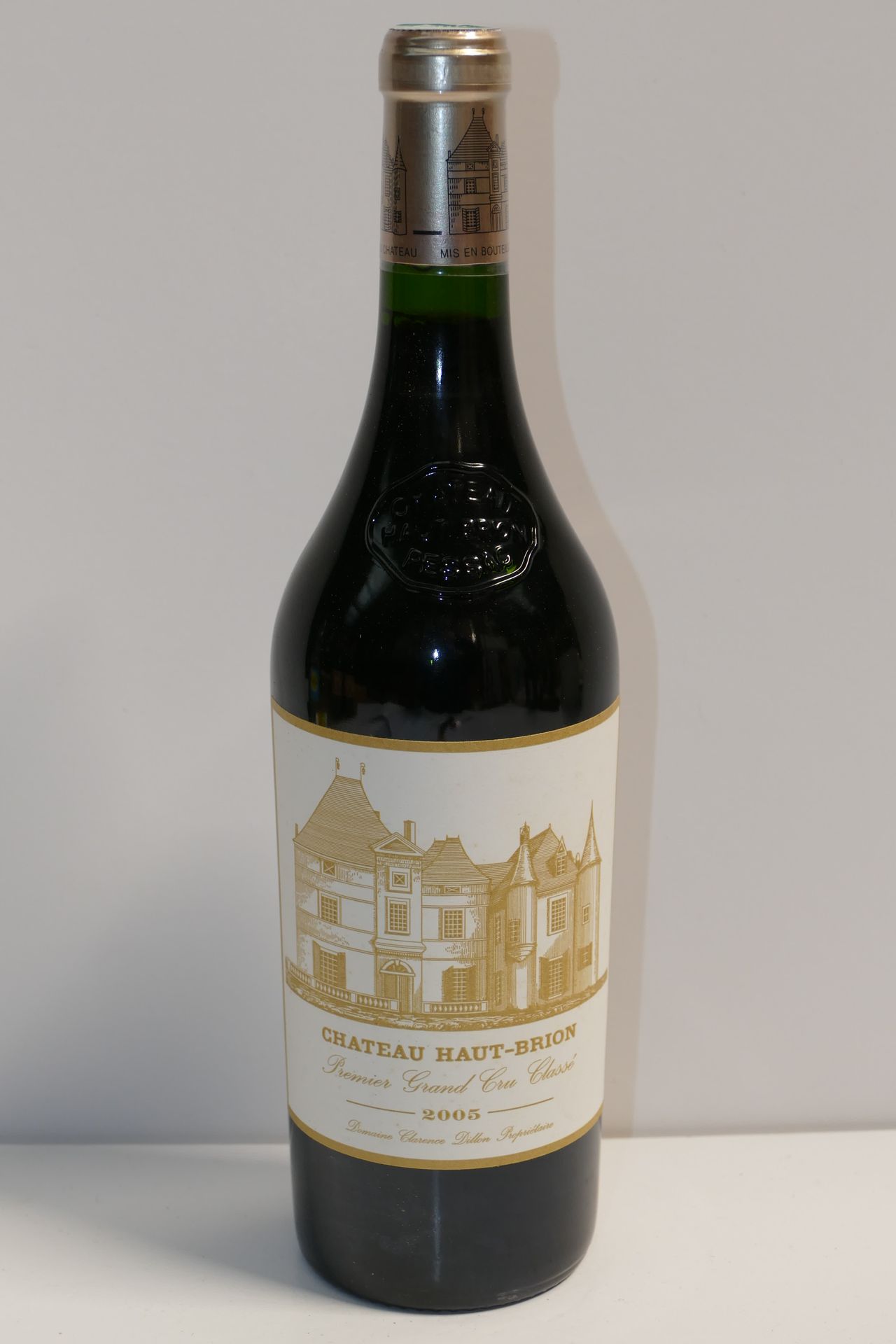 Null 1 Btle Château Haut Brion 2005 1er GCC Graves from a dirty wooden case of 6&hellip;