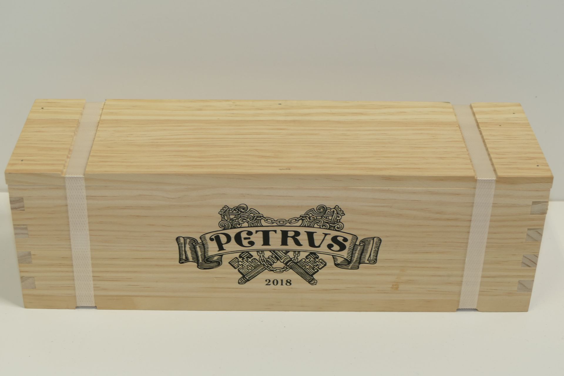 Null 1 Btle Château Pétrus 2018 Pomerol en caisse bois d’origine cerclée non ouv&hellip;