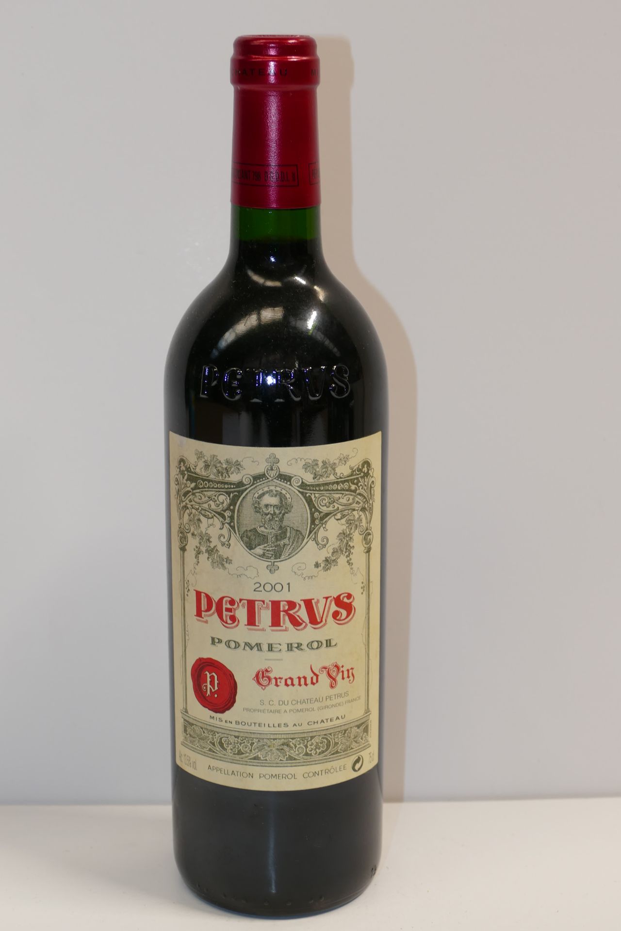 Null 1 Btle Château Pétrus 2001 Pomerol 标签非常非常脏，非常非常轻微的损坏 专家：Emilie Gorreteau