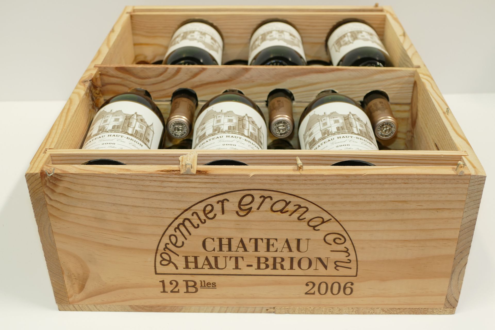 Null 12 Btles Château Haut Brion 2006 1er GCC Graves in original wooden case Exp&hellip;