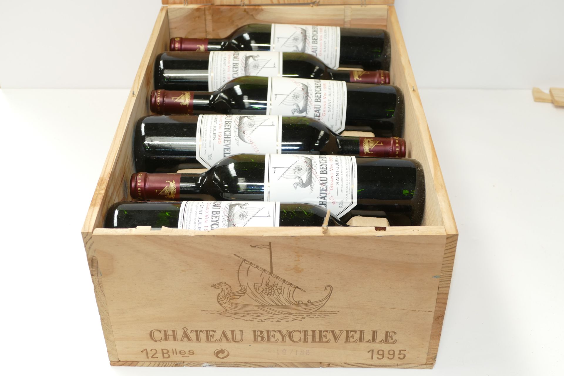 Null 12 Btles Château Beychevelle 1995年第四届GCC圣朱利安酒会，包括两个非常轻微损坏的标签，装在原木箱中 IC 10/1&hellip;