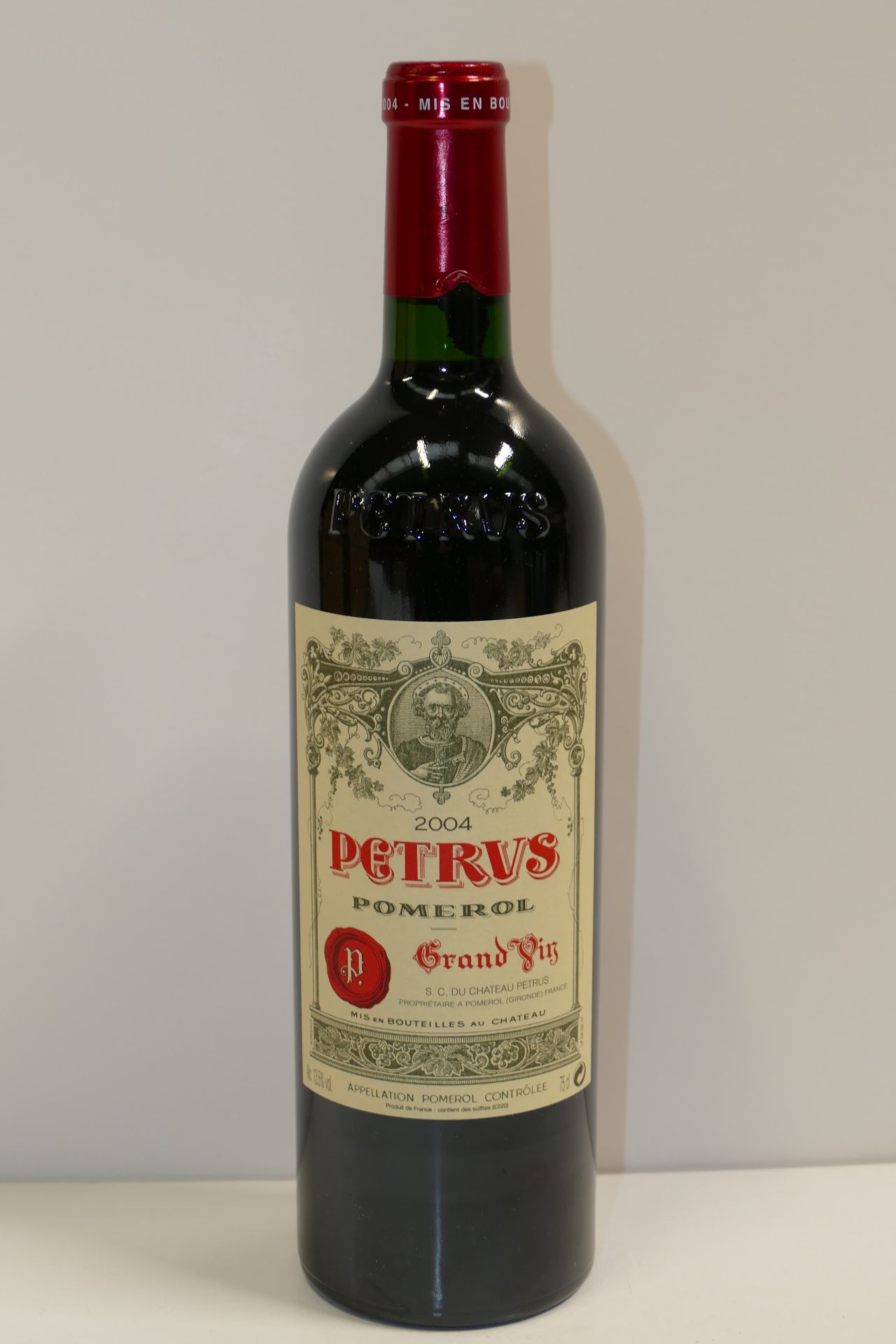 Null 1 Btle Château Pétrus 2004 Pomerol cápsula muy ligeramente dañada en la par&hellip;