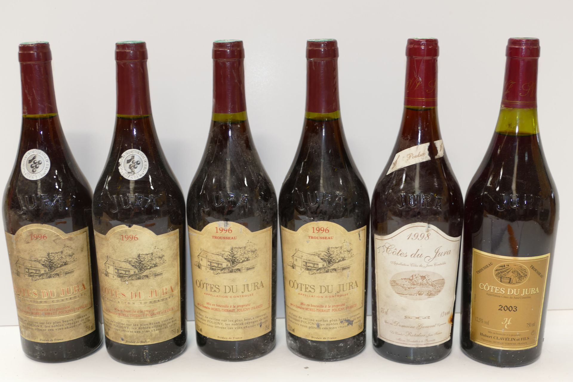 Null A batch of 6 Côtes du Jura Btles with dirty and damaged labels : 4 Btles Do&hellip;