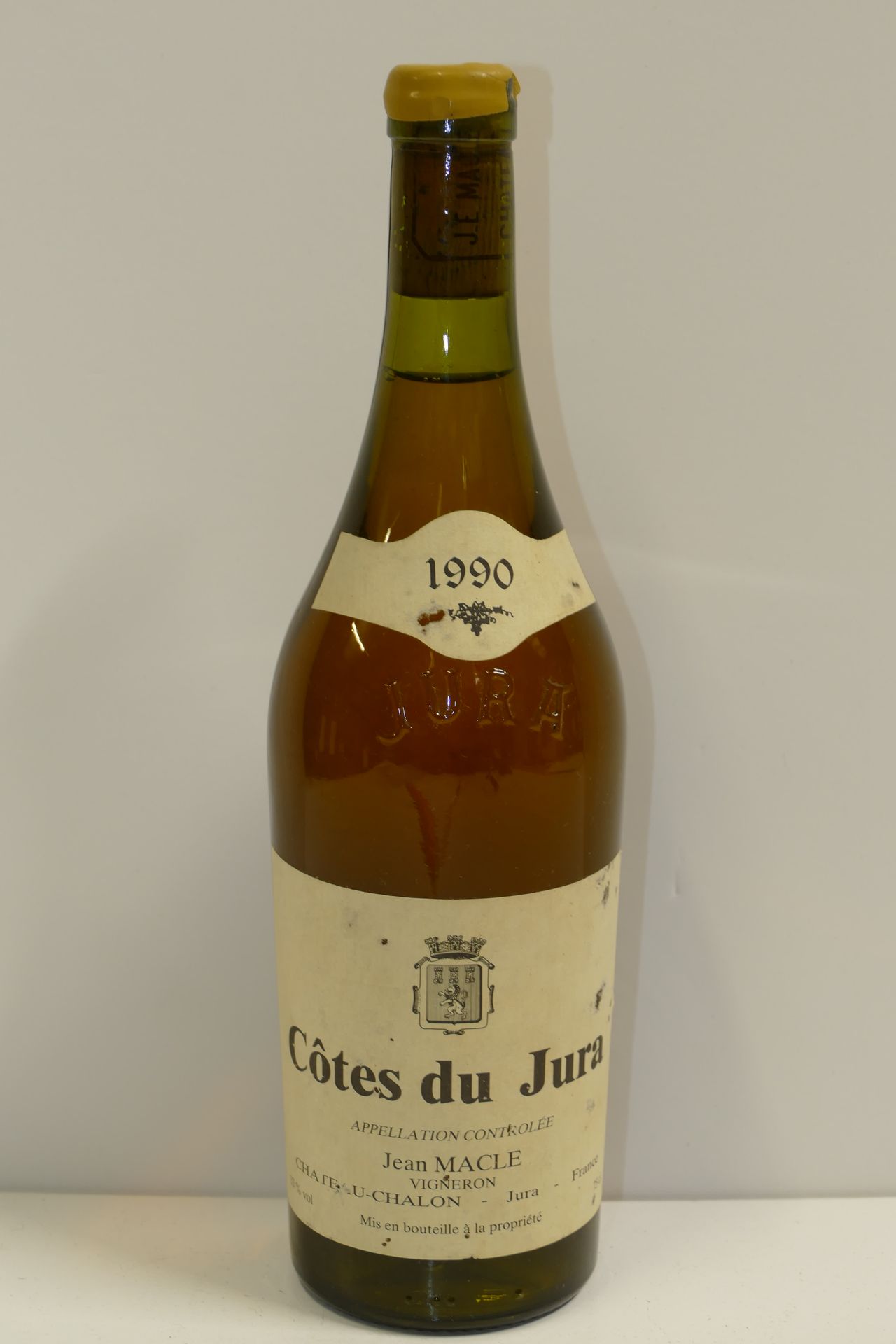 Null 1 Btle Côtes du Jura 1990 Domaine Jean Macle leicht beschädigtes Wachsetike&hellip;
