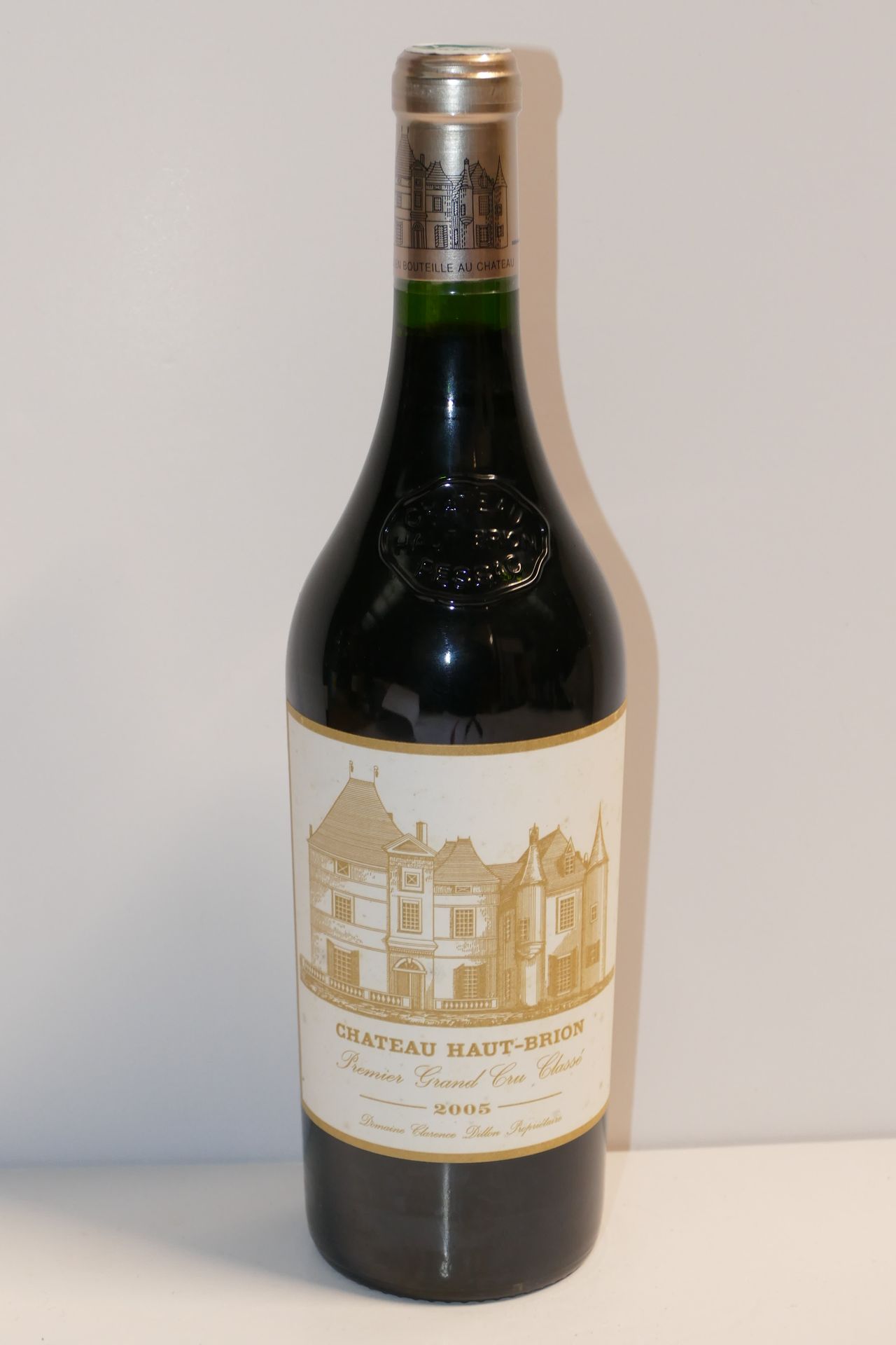 Null 1 Btle Château Haut Brion 2005 1er GCC Graves 标签上有轻微的凹痕，来自一个肮脏的原木箱，里面有6瓶酒 专&hellip;