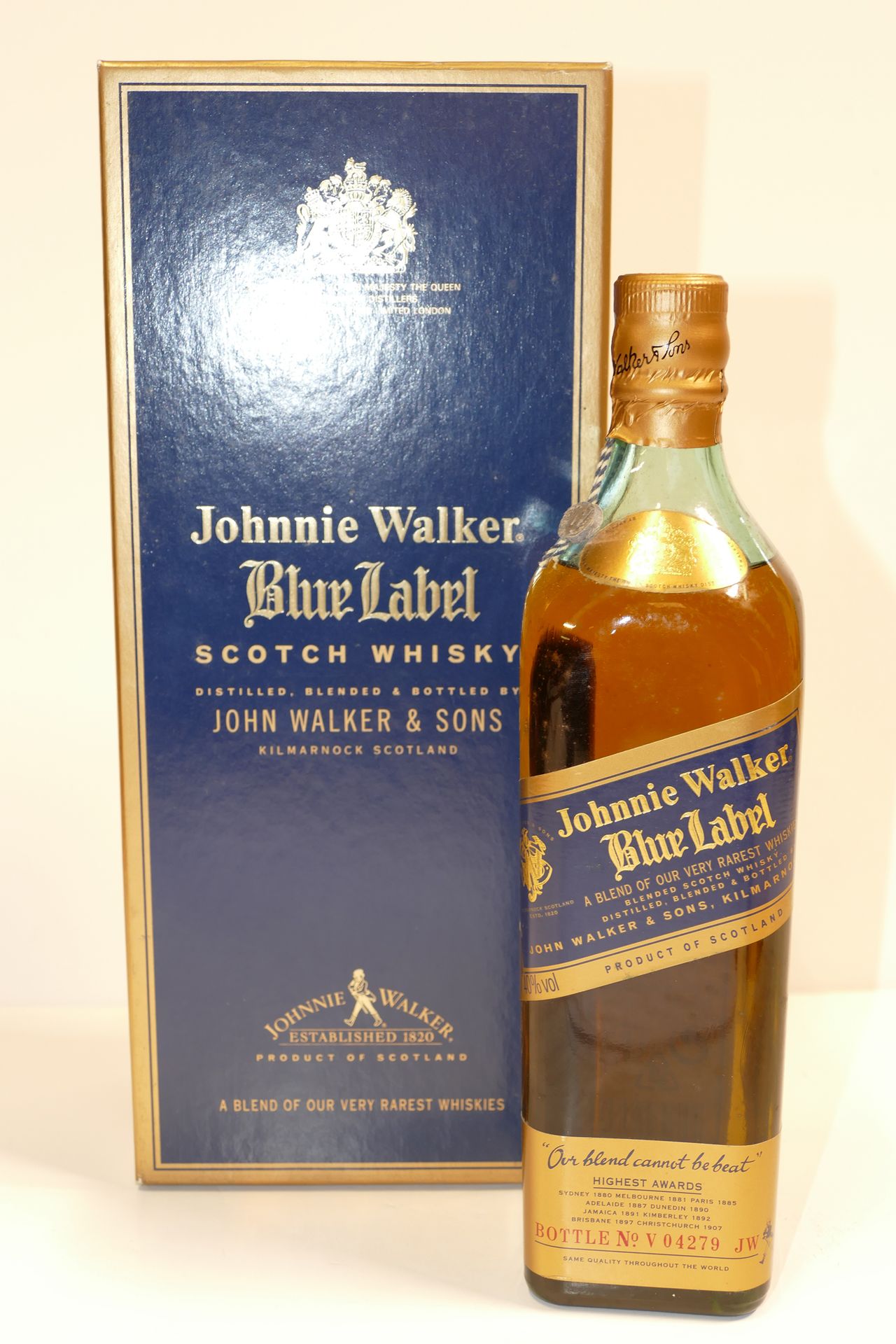 1 Btle Whisky Johnnie Walker Blue Label low level in a b… | Drouot.com