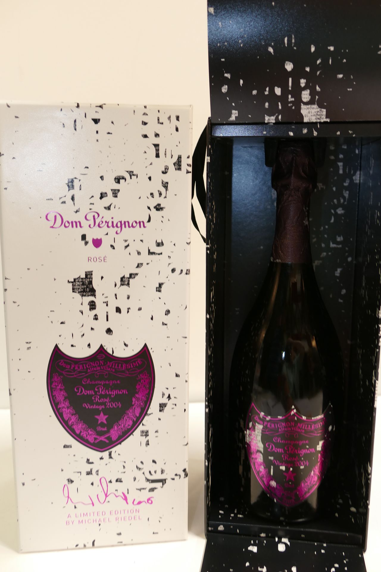 Null 1 Btle Champagne Dom Pérignon rosé 2004 Limited Edition Michael Riedel in a&hellip;