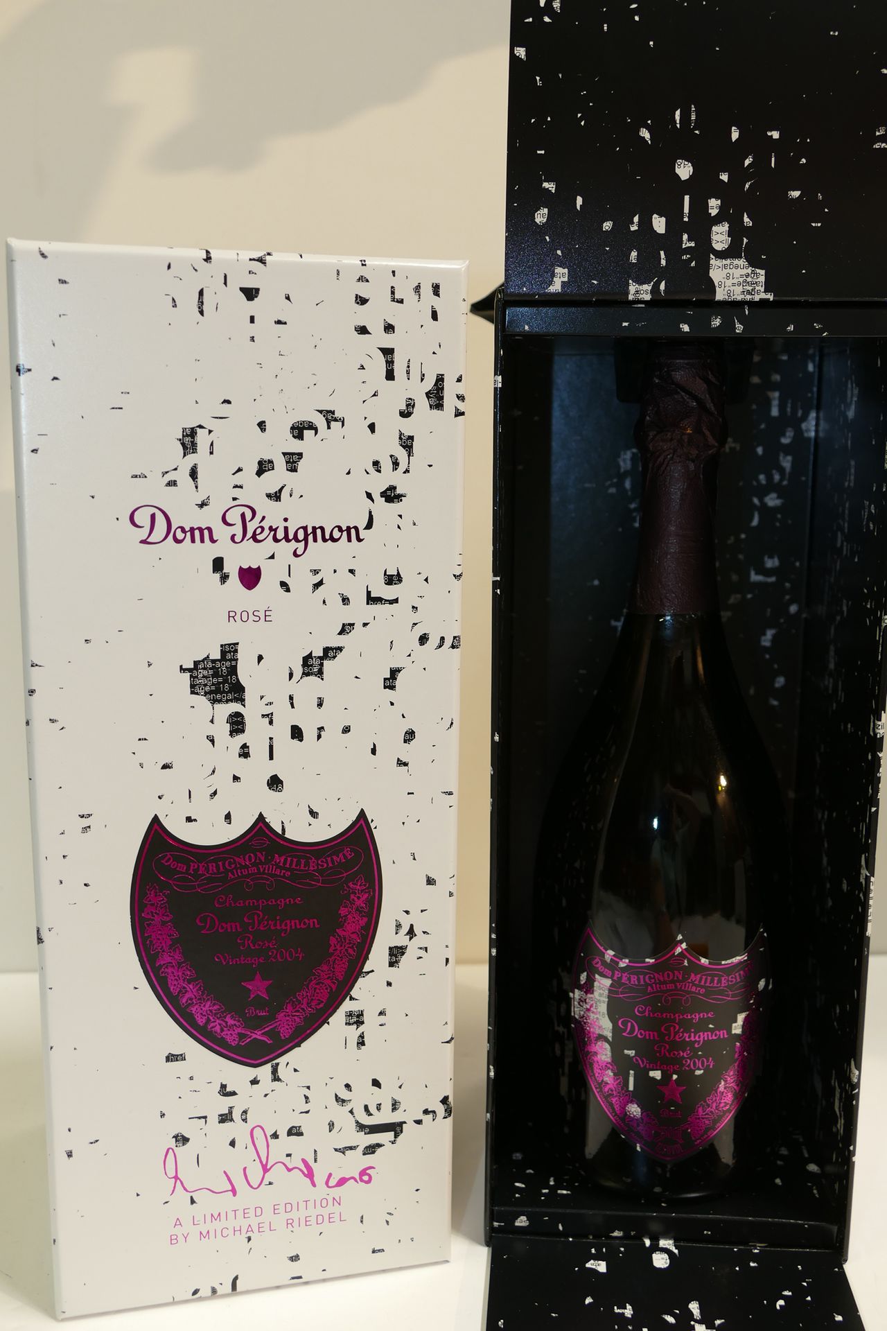 Null 1 bottiglia di Champagne Dom Pérignon rosé 2004 Edizione limitata Michael R&hellip;