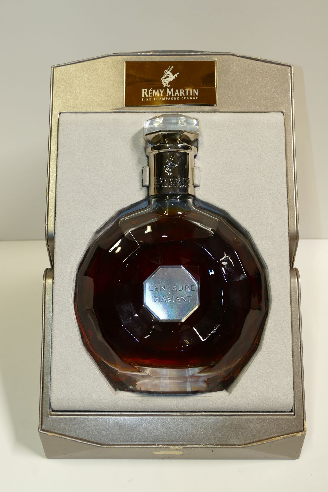 Null 1 Btle Cognac Rémy Martin Centaure de Diamant en coffret abîmé IC 10/10 PM &hellip;