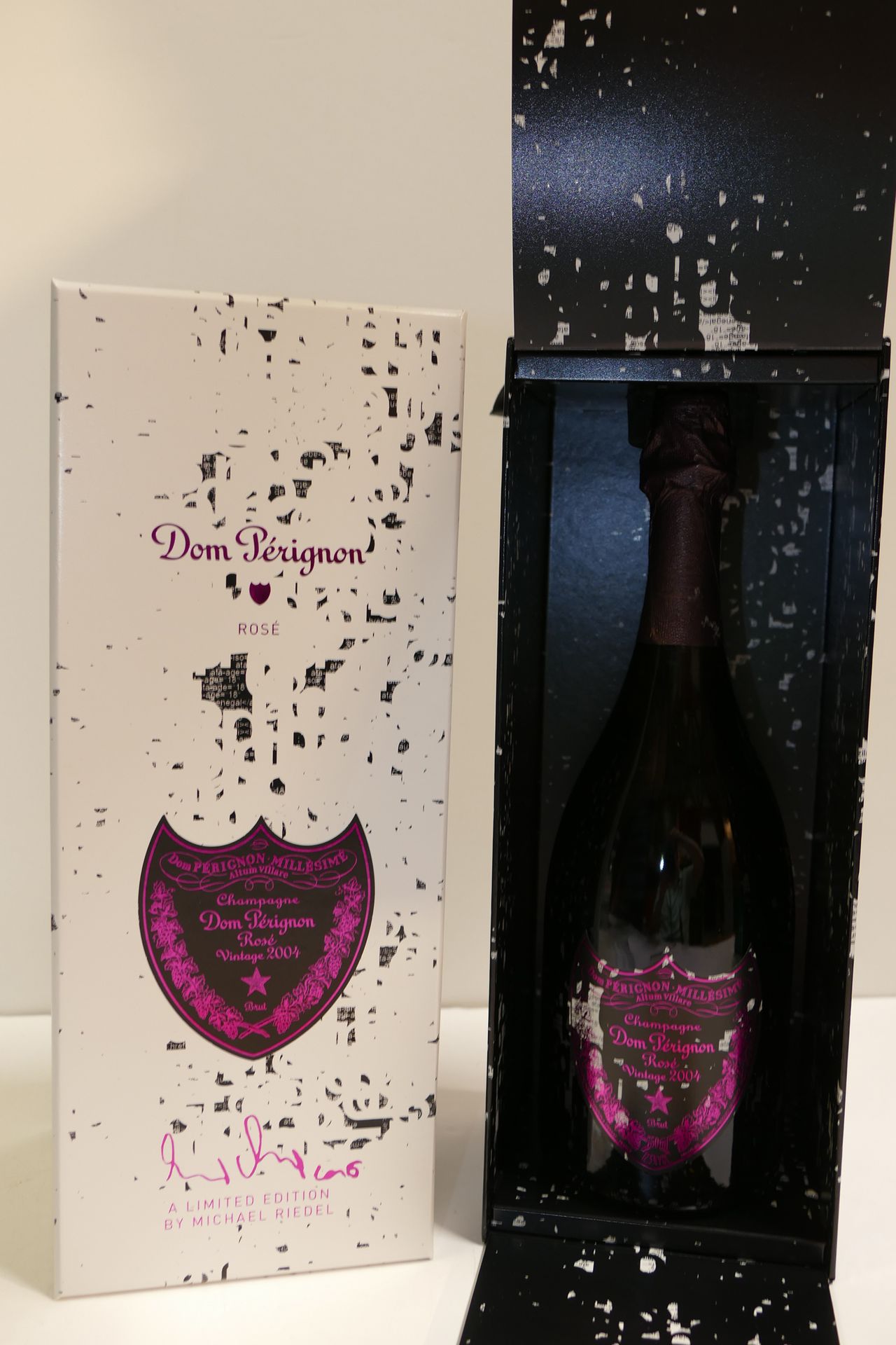 Null 1 Btle Champagne Dom Pérignon rosé 2004 Limited Edition Michael Riedel in a&hellip;