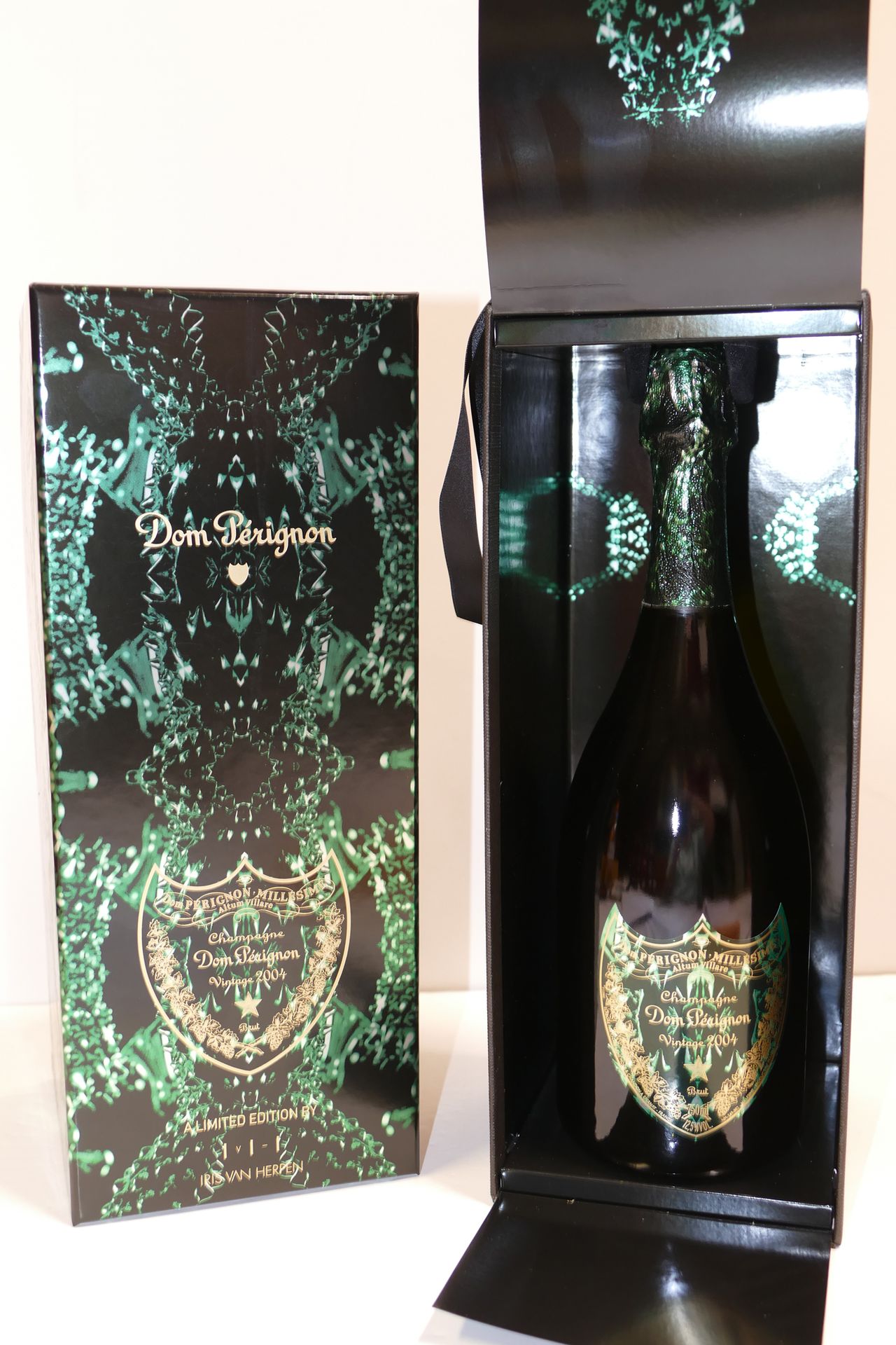 Null 1 Btle Champagne Dom Pérignon 2004 Edition limitée Iris Van Herpen en coffr&hellip;