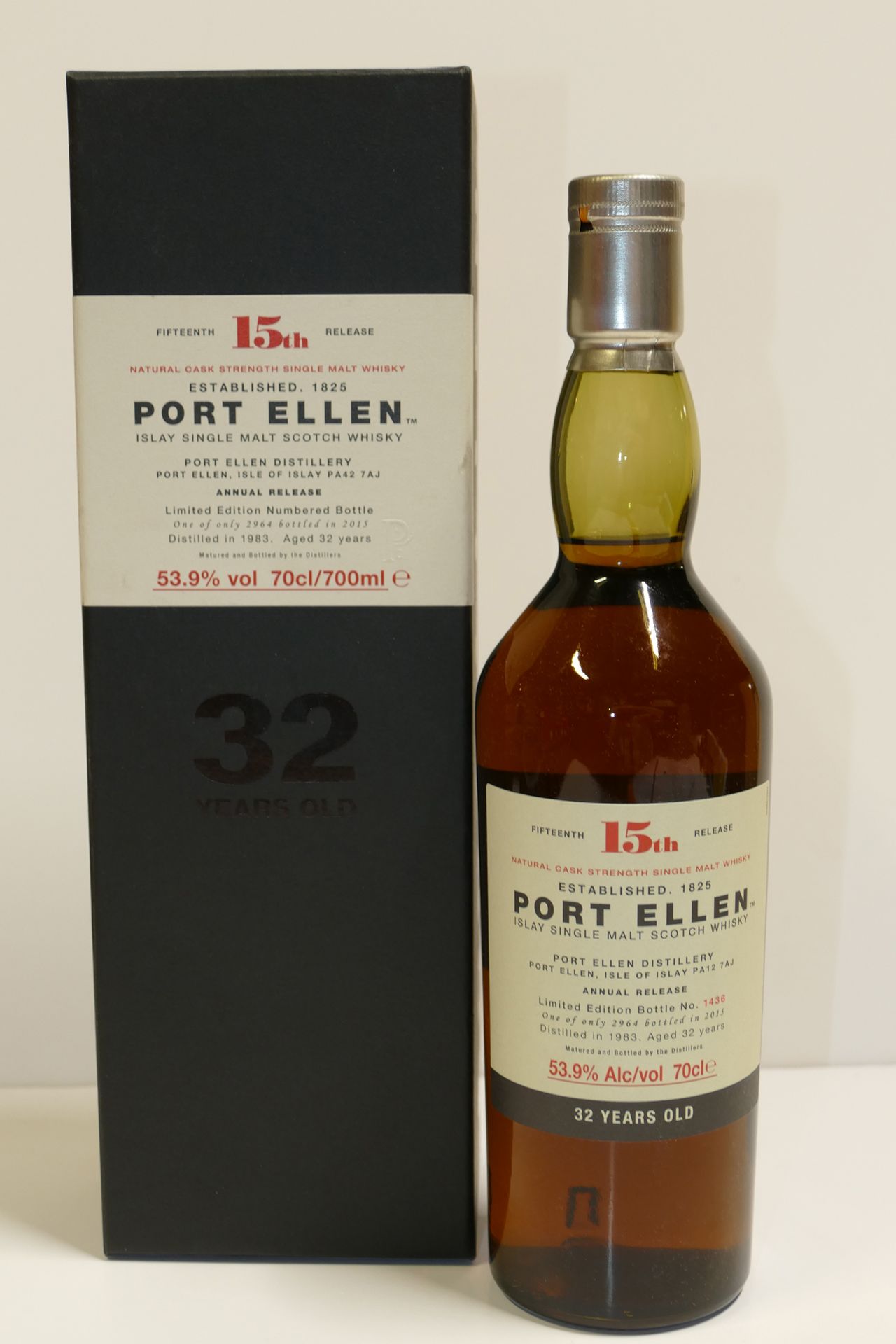 1 Btle Whisky Port Ellen 15th Release 32 ans d’âge distilled in 1983 en étui Exp&hellip;