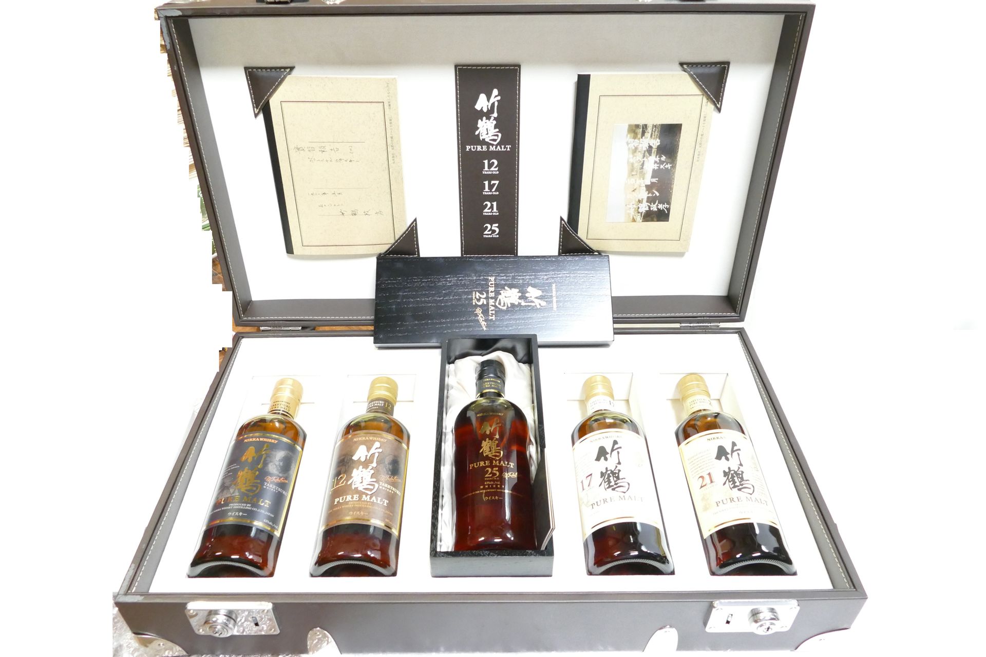 Una caja de whisky Nikka Taketsuru que contiene 5 botellas en un estuche ligeram&hellip;