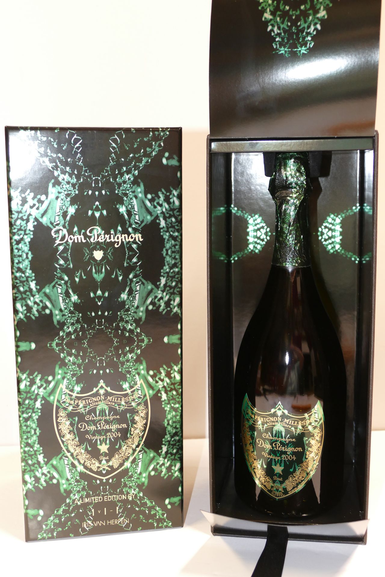 Null 1 Btle Champagne Dom Pérignon 2004 Edition limitée Iris Van Herpen en coffr&hellip;