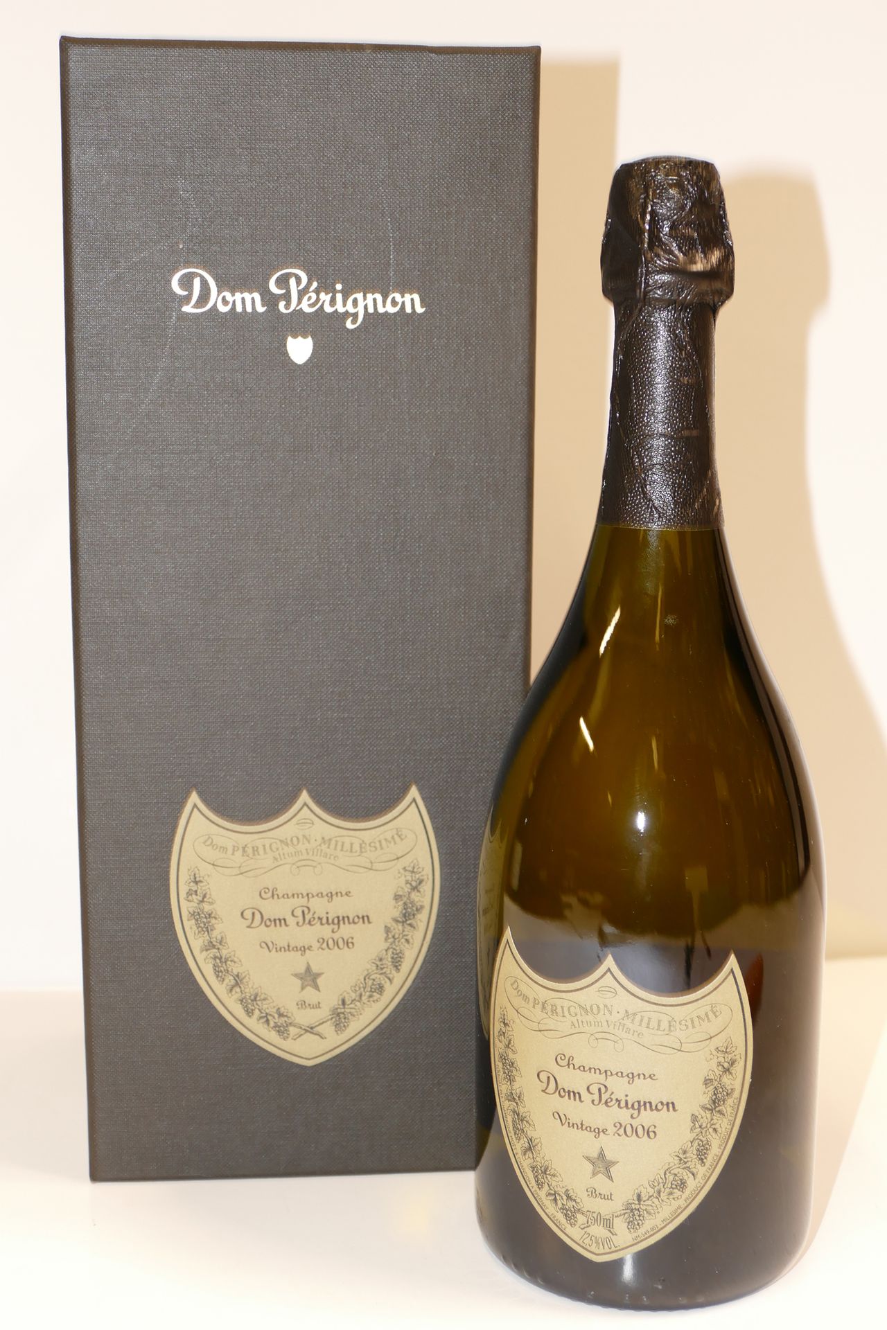 Null 1 Btle Champagne Dom Pérignon 2006 en una caja Experto : Emilie Gorreteau