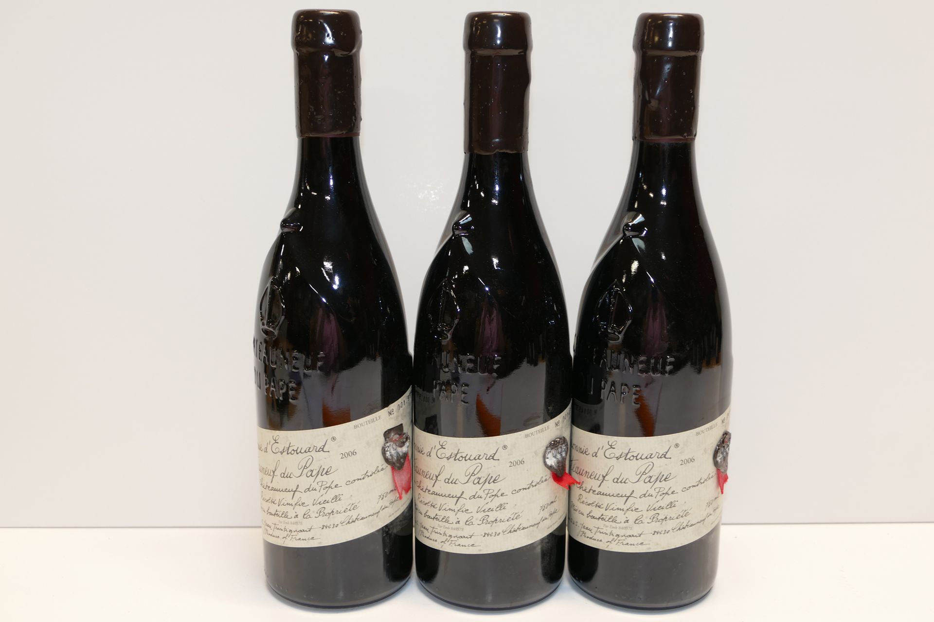 Null 3 Btles Châteauneuf du Pape rouge 2006 Domaine Baronnie d’Estouard Expert :&hellip;