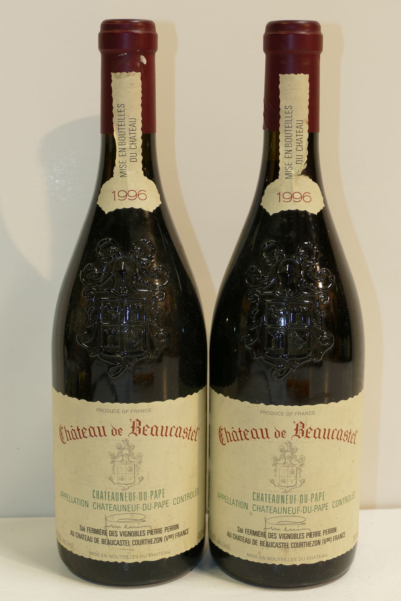 Null 2 Btles Château de Beaucastel rouge 1996 collerettes légèrement abîmées éti&hellip;