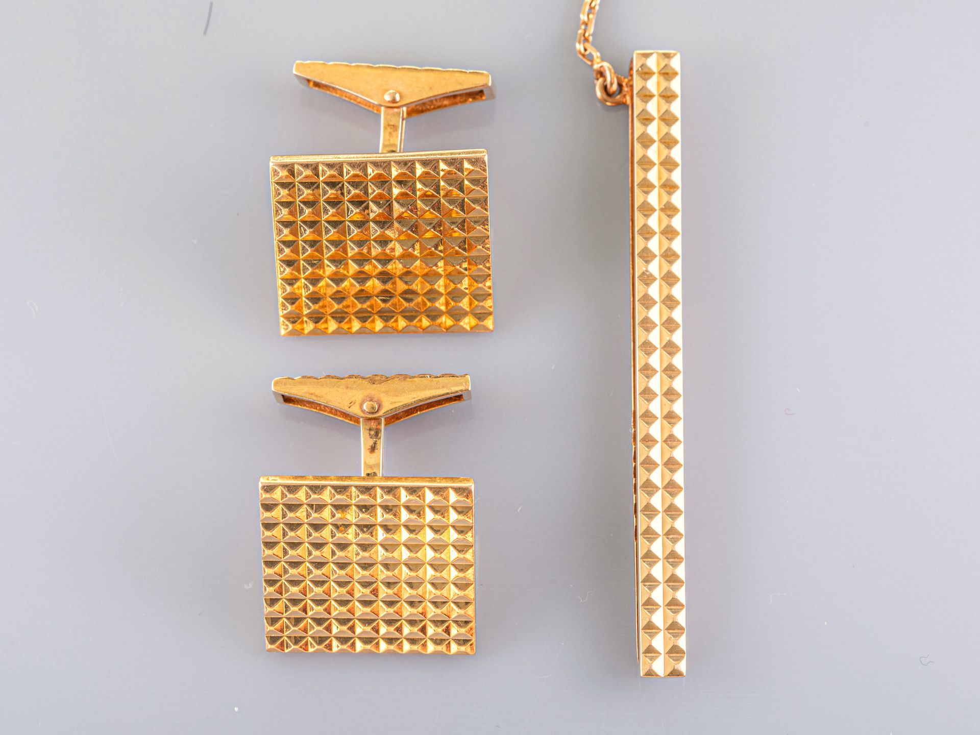 Null 750°/°°（18K）黄金，包括一个领带夹和一对带方形装饰的方形袖扣。17.90 g. 鹰头印记