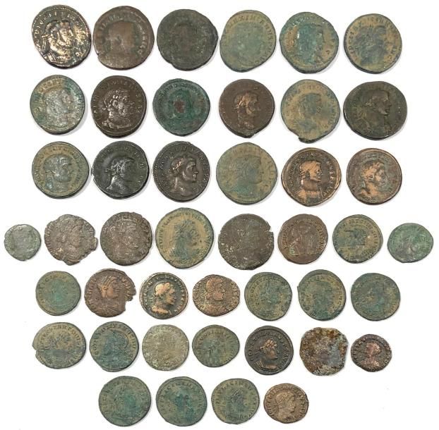 Null Lot de 44 monnaies romaines 

du Bas empire romain (Folles et petits bronze&hellip;