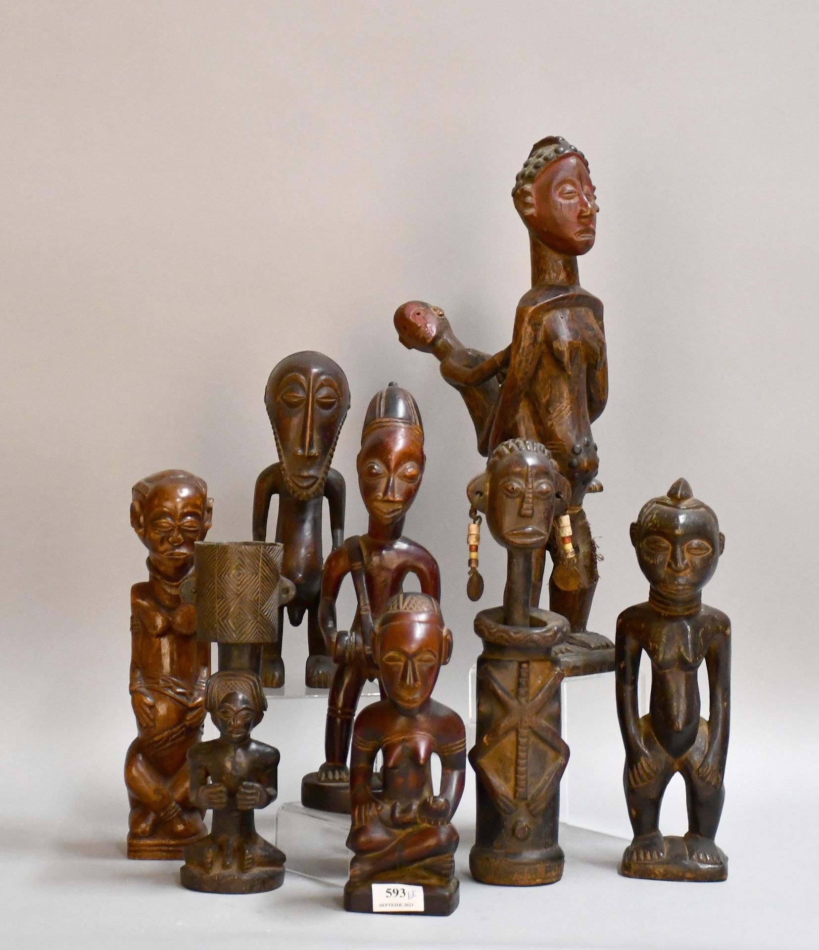 Null Africana

Lotto di feticci africani in legno intagliato.