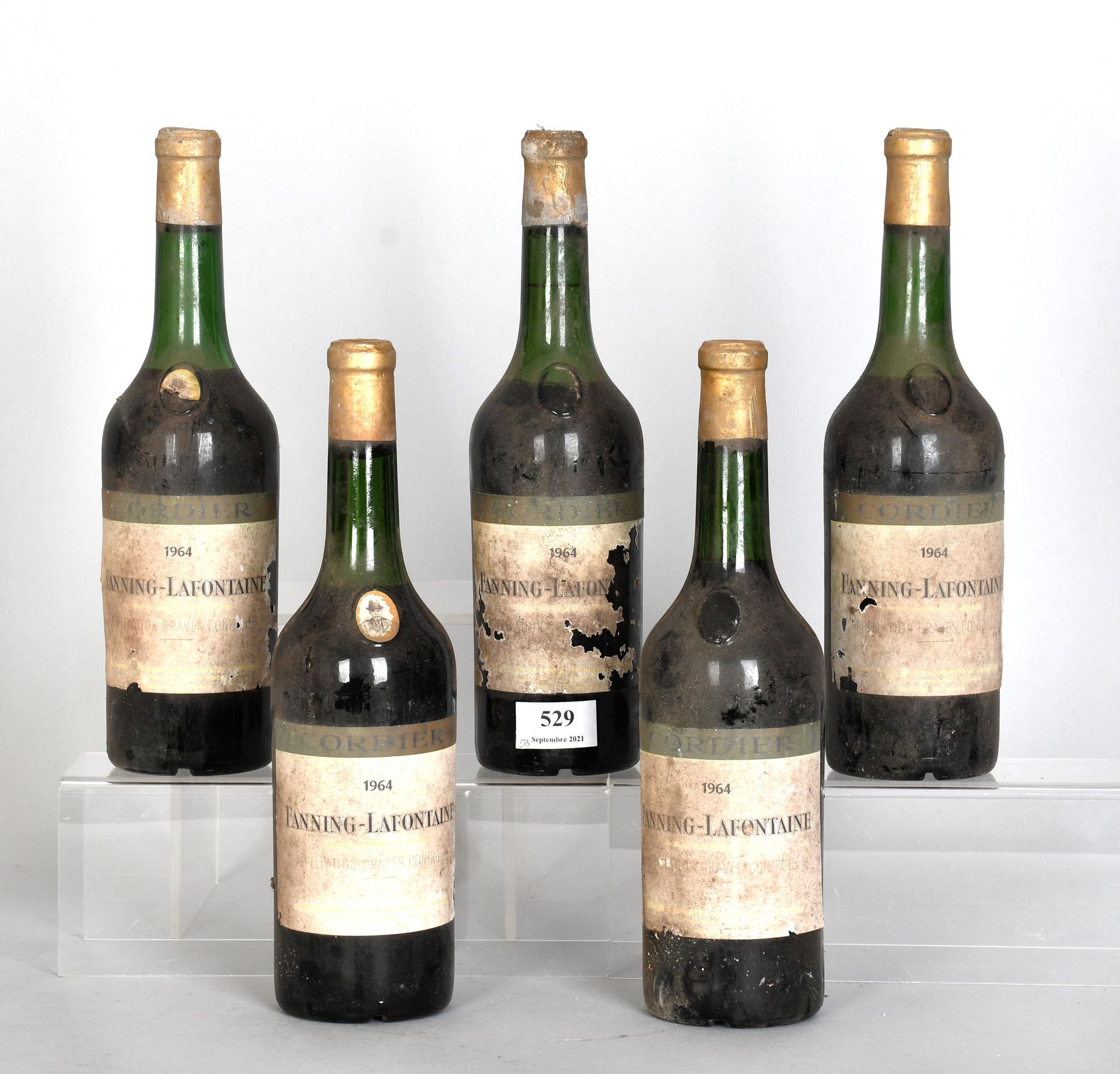 Null Fanning-Lafontaine 1964 - Cinq bouteilles de vin

Graves. Baisses de niveau&hellip;