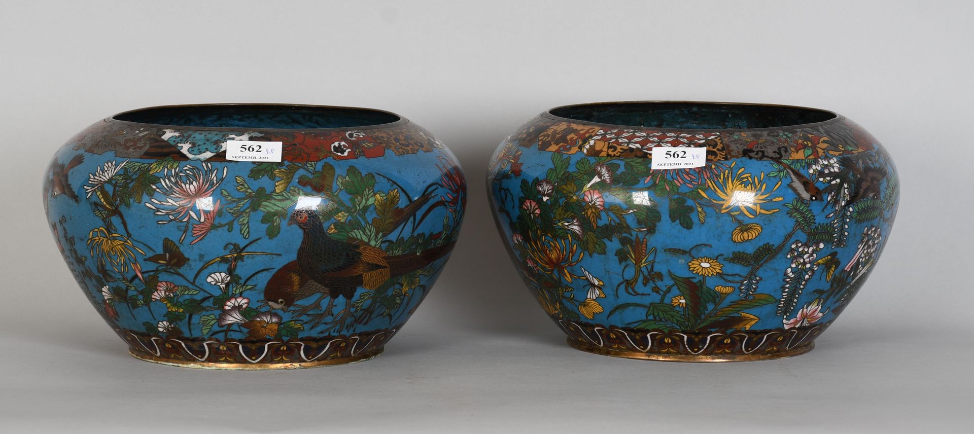 Null Pair of Chinese pot holders with polychrome cloisonné enamels and animated &hellip;
