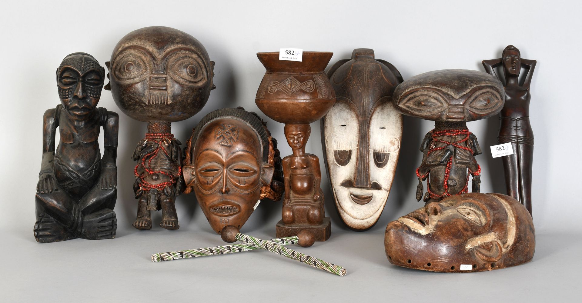 Null Africana

Lote de estatuas, máscaras y fetiches
