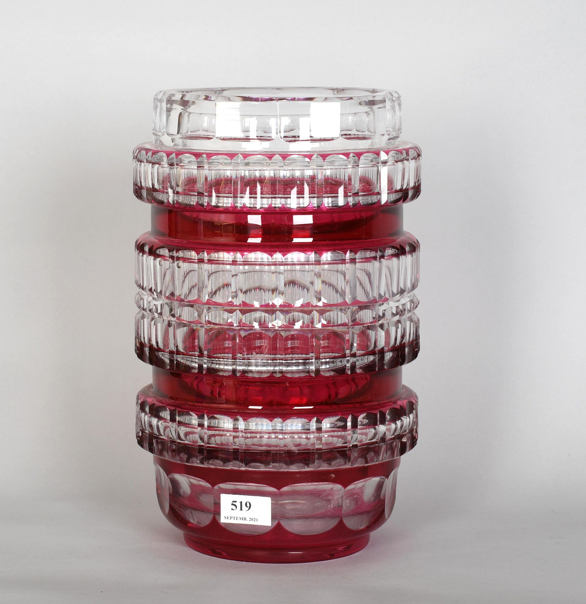 Null Val Saint-Lambert

Vase en cristal doublé et taillé rouge. Hauteur : 35 cm.