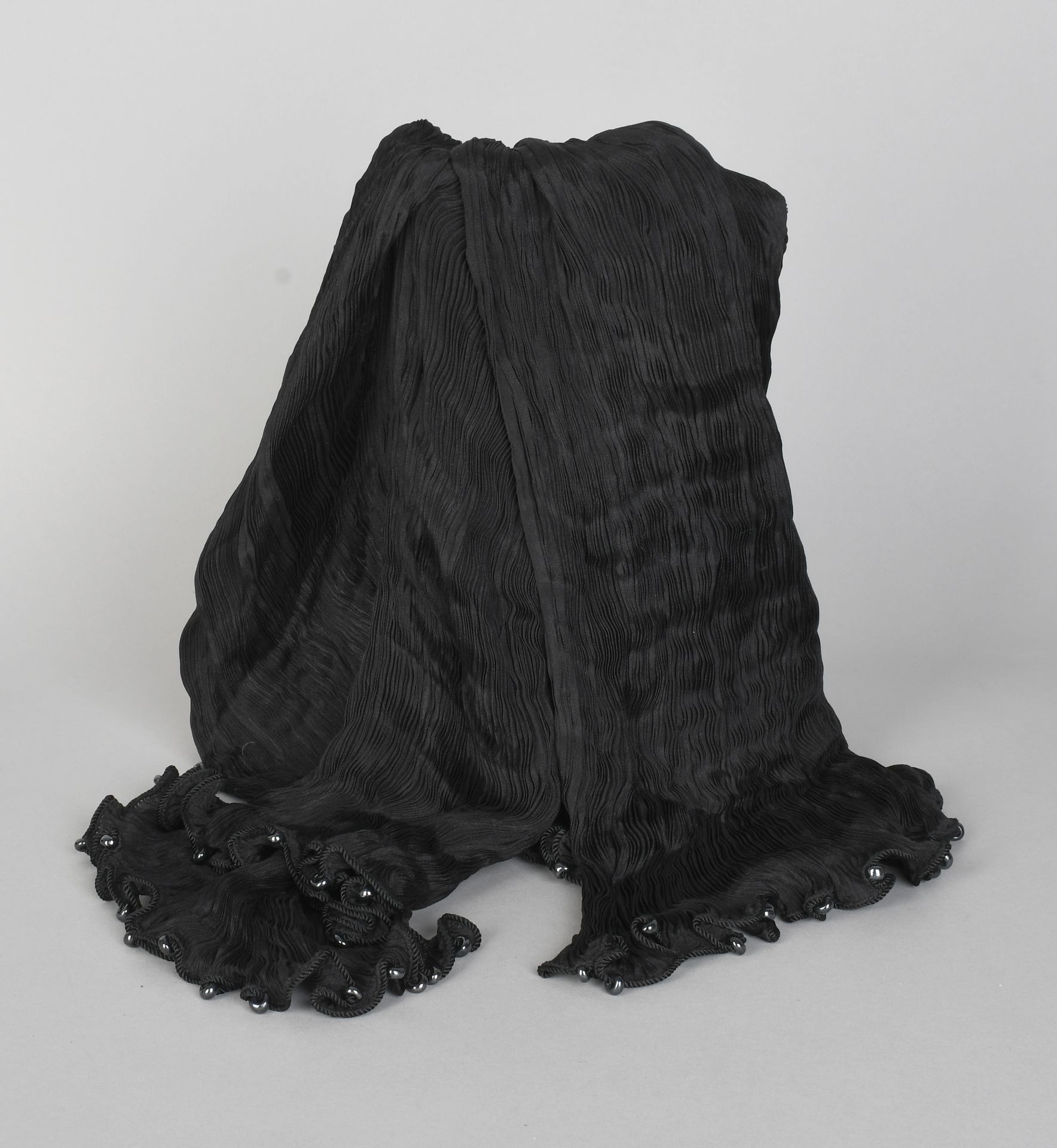 Null Venetien Studium

Schwarze Stola aus plissiertem Seidenkrepp mit Perlenrand&hellip;