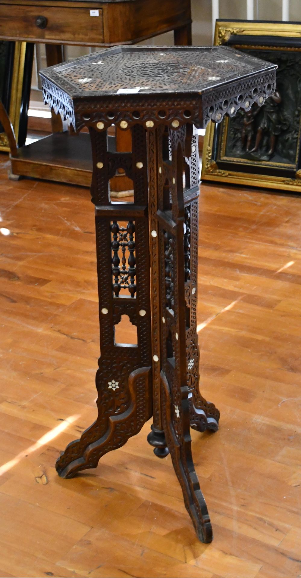 Null Sellette tripode orientale incrustée de nacre - Hauteur : 94 cm