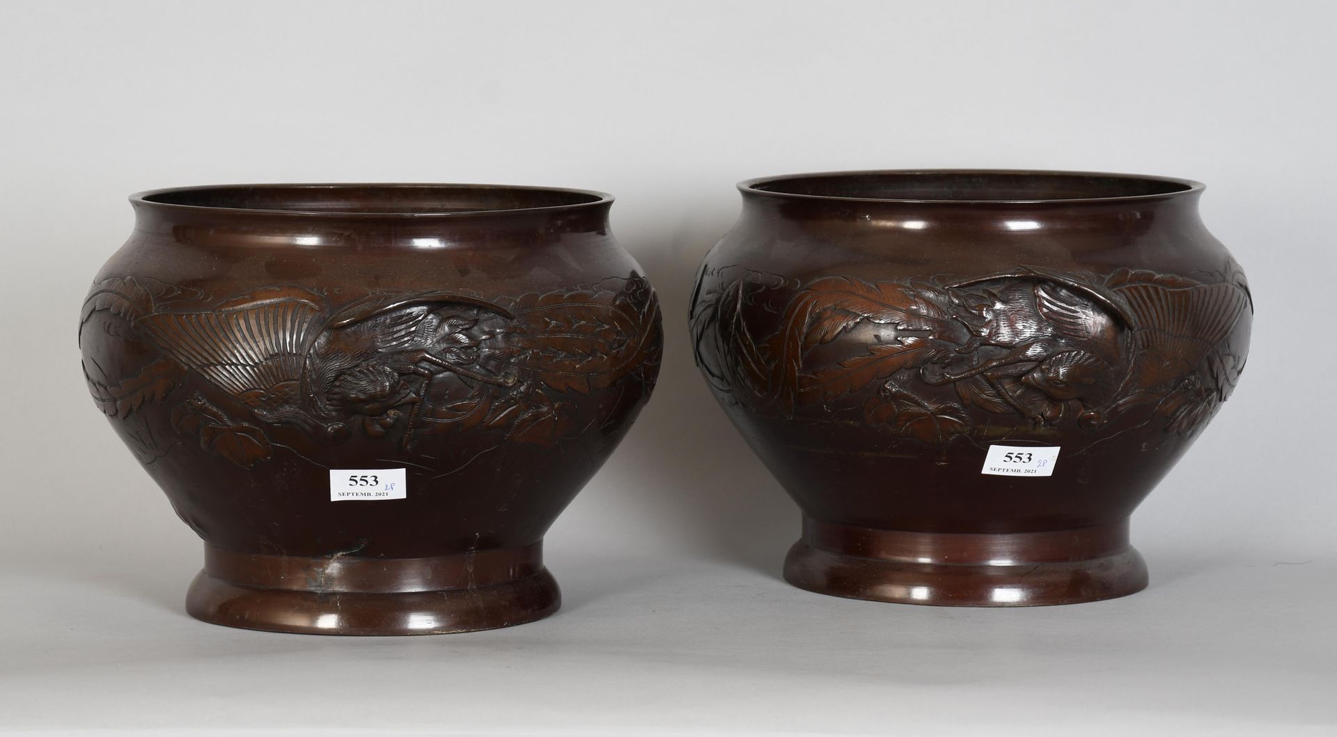 Null Pair of Chinese brass planters with peacock decoration in relief - Height :&hellip;