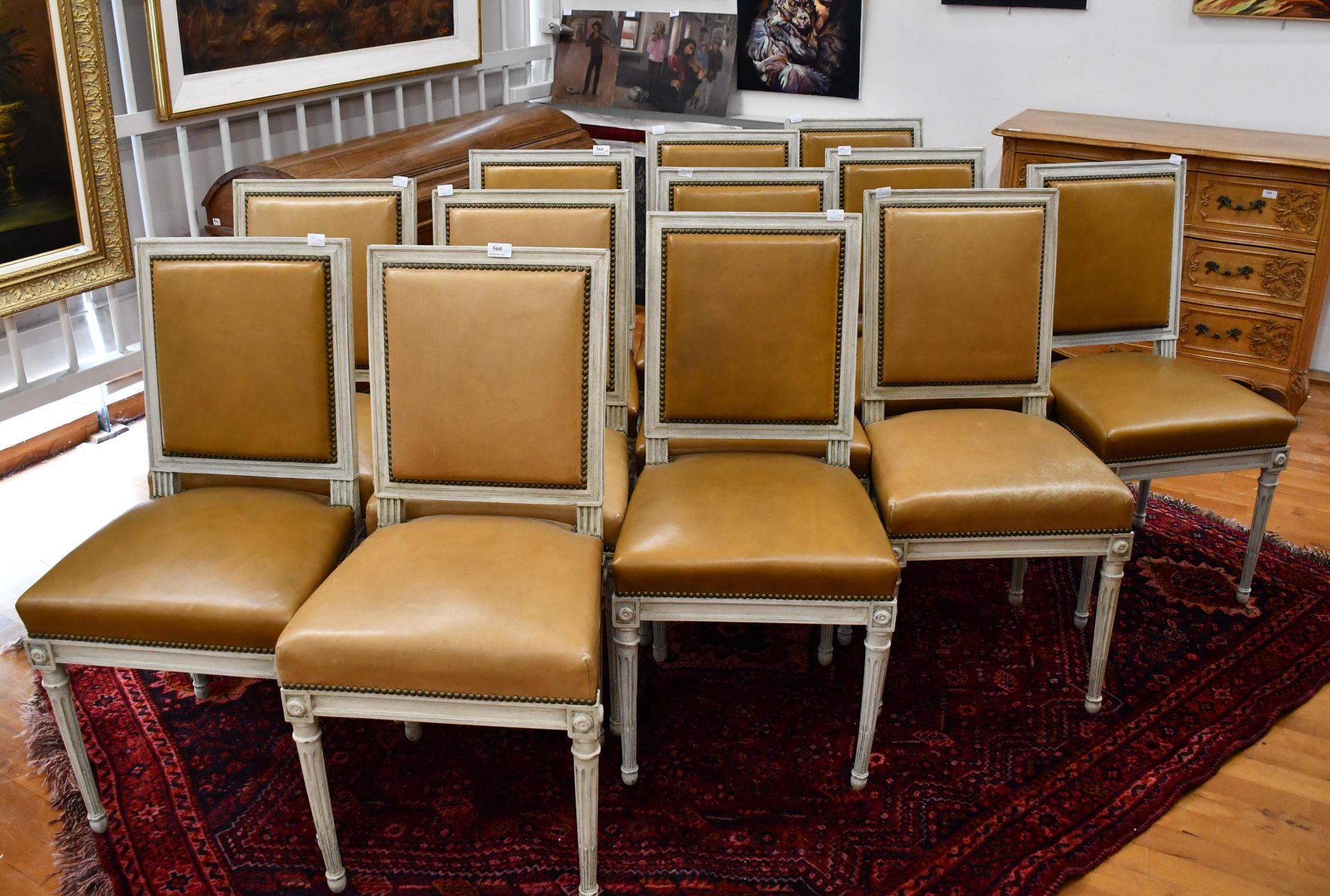 Null Série de douze chaises rechampies de style Louis XVI, à pieds cannelés