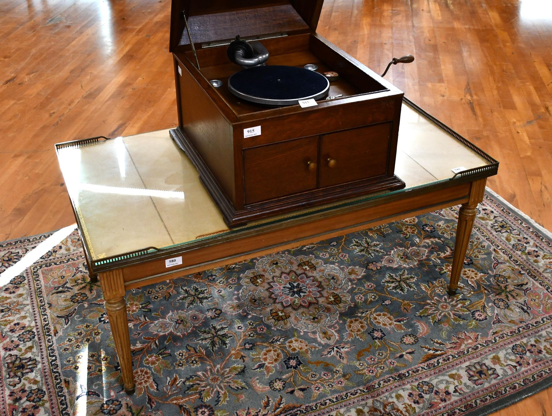 Null 路易十六风格的咖啡桌，凹槽腿，黄铜和皮革画廊